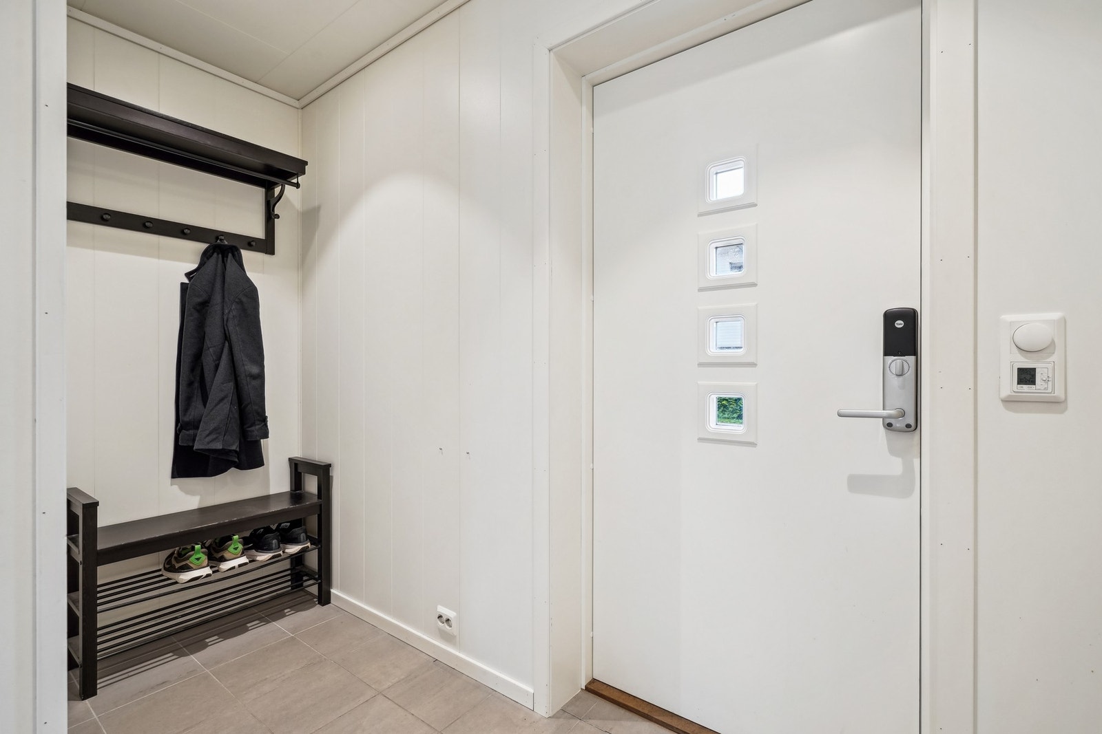 I entréen er det god plass til av- og påkledningen i en travel hverdag, så vel som til oppbevaring av yttertøyet.. Galleribilde