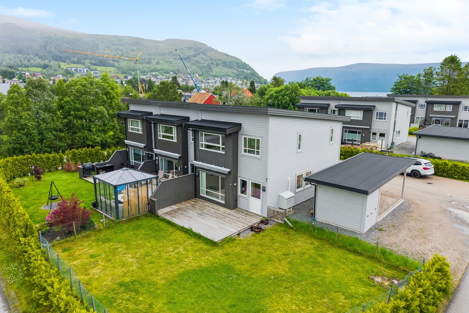 Her vil du bo i et trivelig nabolag med beboere i alle aldre og med nærhet til alt du trenger i det daglige - Velkommen på visning! Galleribilde