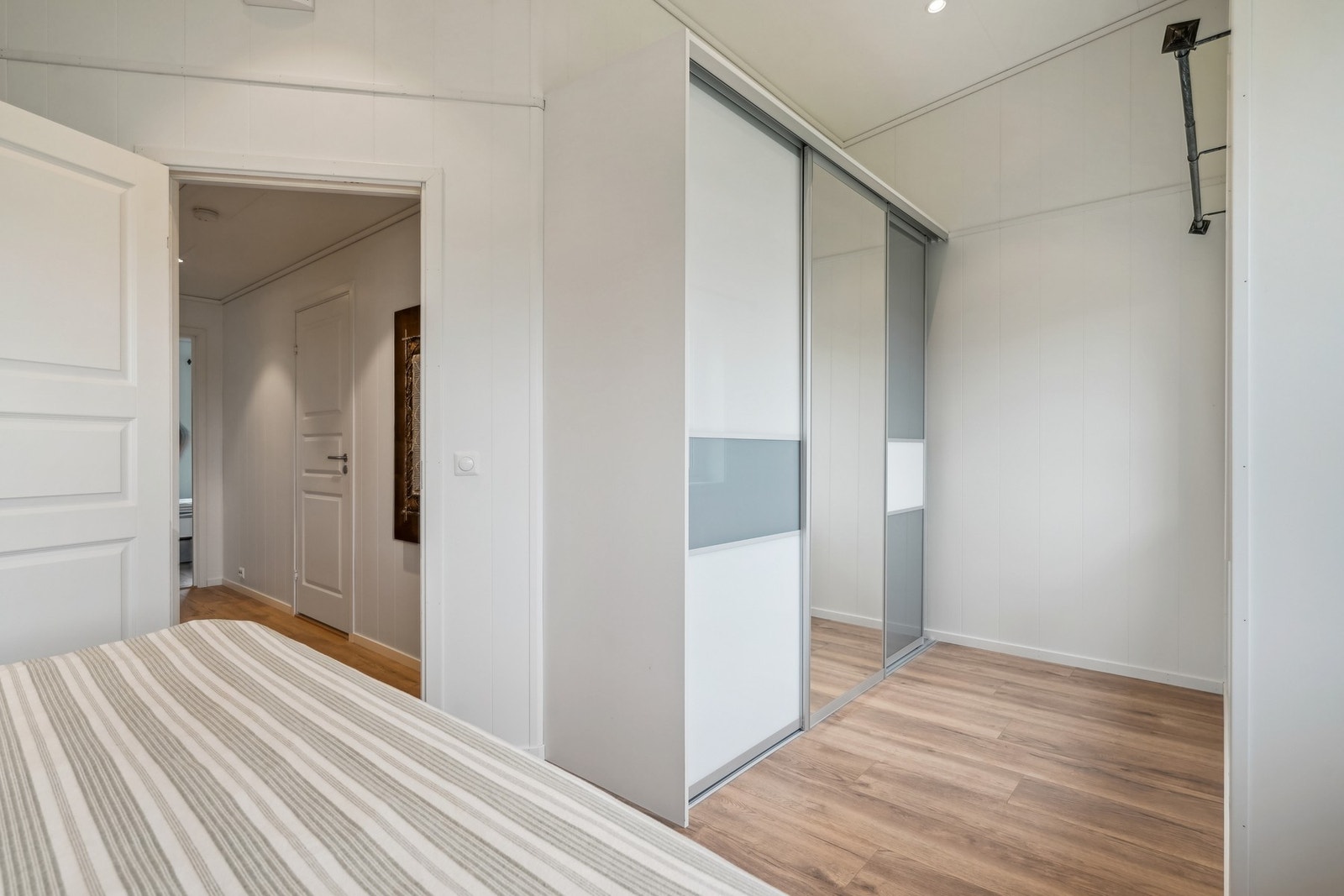 I tillegg er det godt med oppbevaringsplass, her med en stor skyvedørsgarderobe. Galleribilde