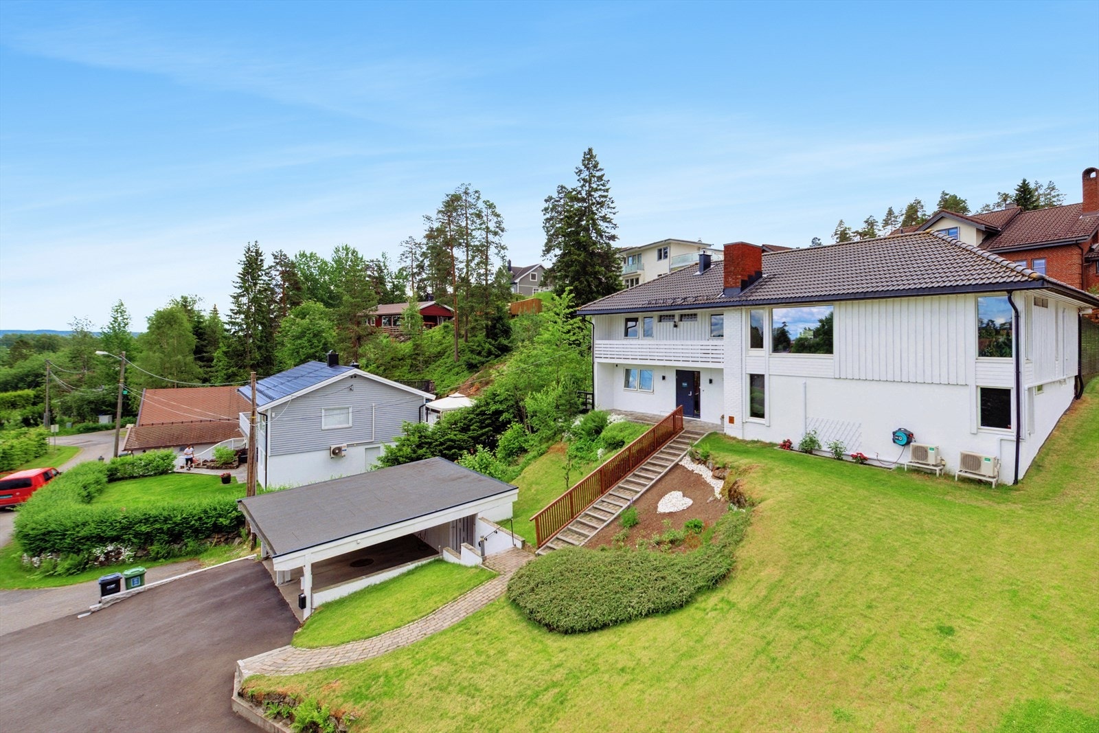 Akin Buga (93 00 29 23) v/DNB Eiendom har gleden av å presentere Steinspranget 7, ditt nye hjem - Flott familiebolig over to plan m/utleie! Galleribilde