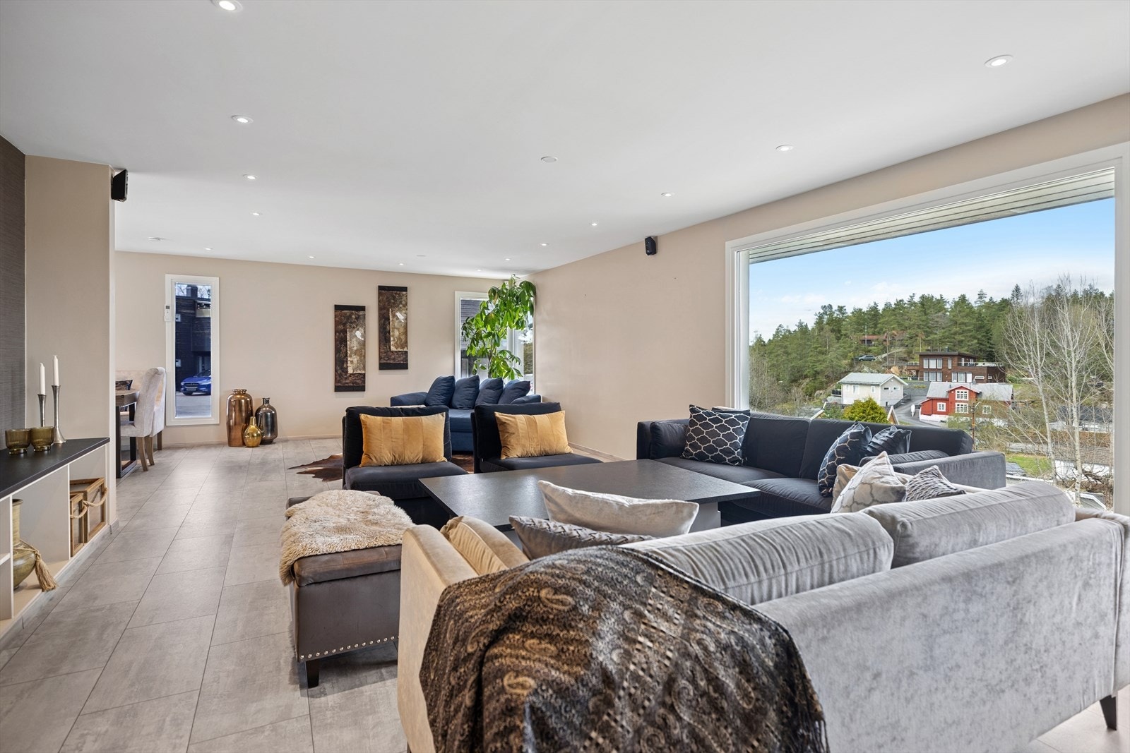 Kombinasjonen av takhøyde på 2,36 meter og gjennomgående store vindusflater byr på en koselig atmosfære i boligen. Galleribilde