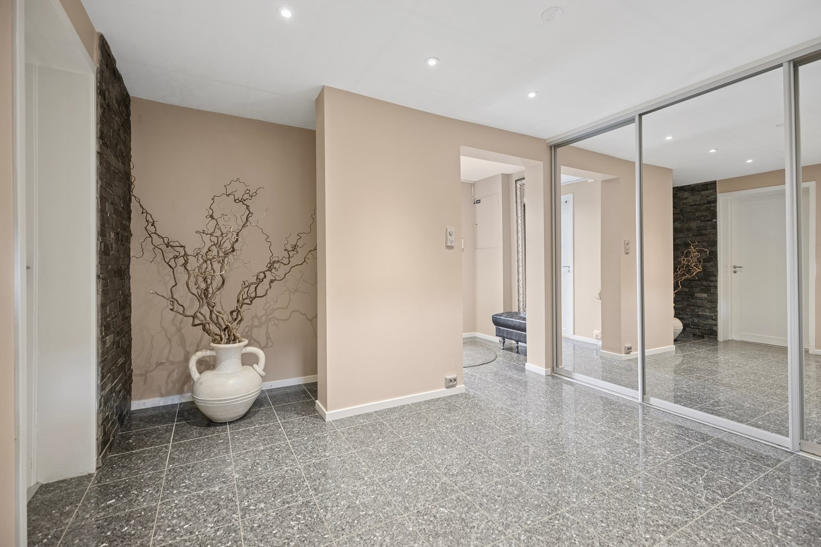 Alle innvendige rom er malt i behagelige og tidsriktige fargetoner som gir en god atmosfære. Galleribilde