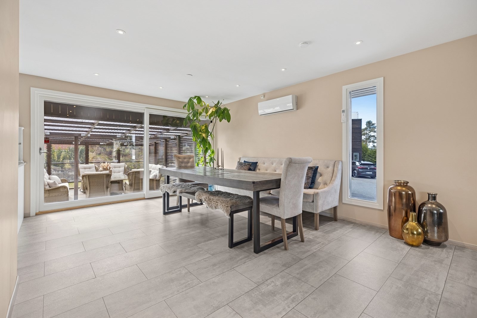 Det er skyvedør ut til markterrassen og pergolaen, som byr på muligheter for å ta måltidet sammen ute på varme og solrike dager. Galleribilde