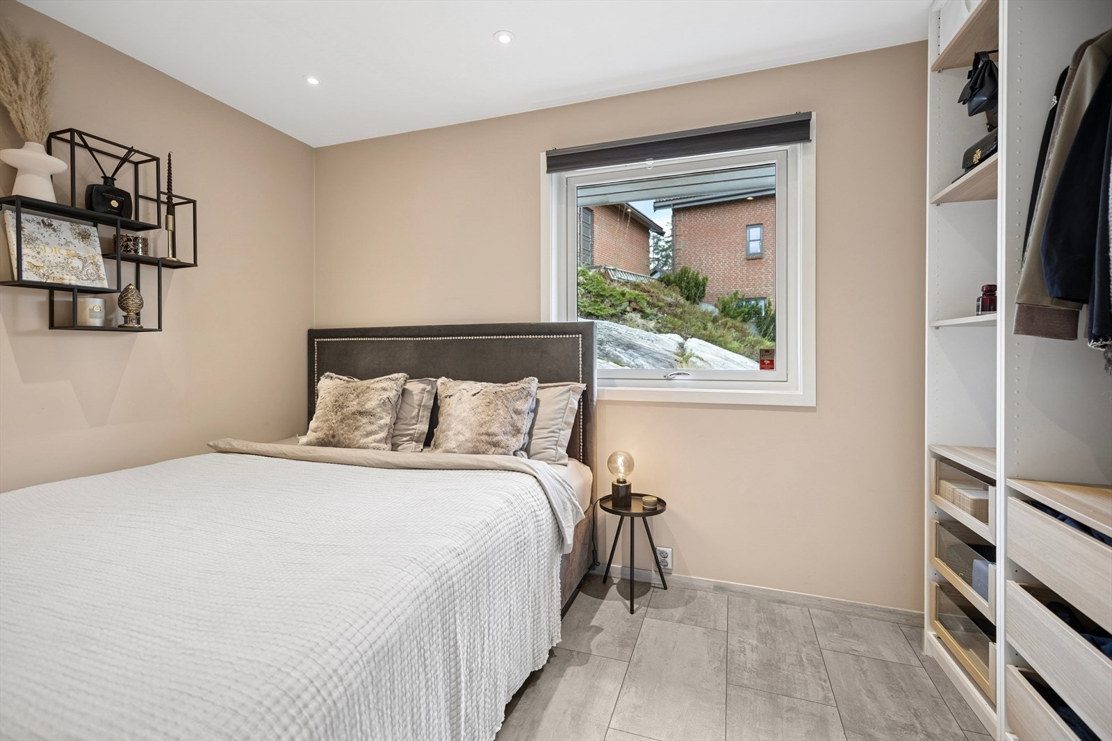 Soverom 2 i første etasje er også av god størrelse. Her finner du også et praktisk garderobeskap. Galleribilde