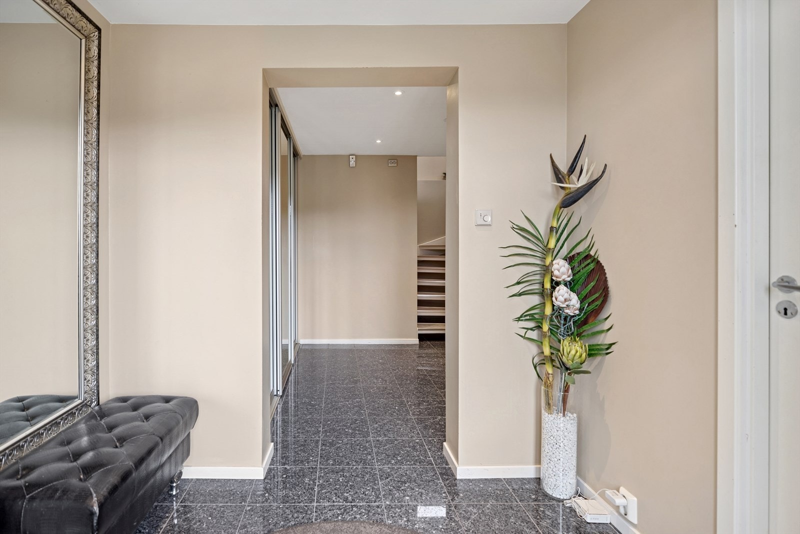 Du ønskes velkommen inn gjennom den innbydende entreen som er flislagt. Galleribilde