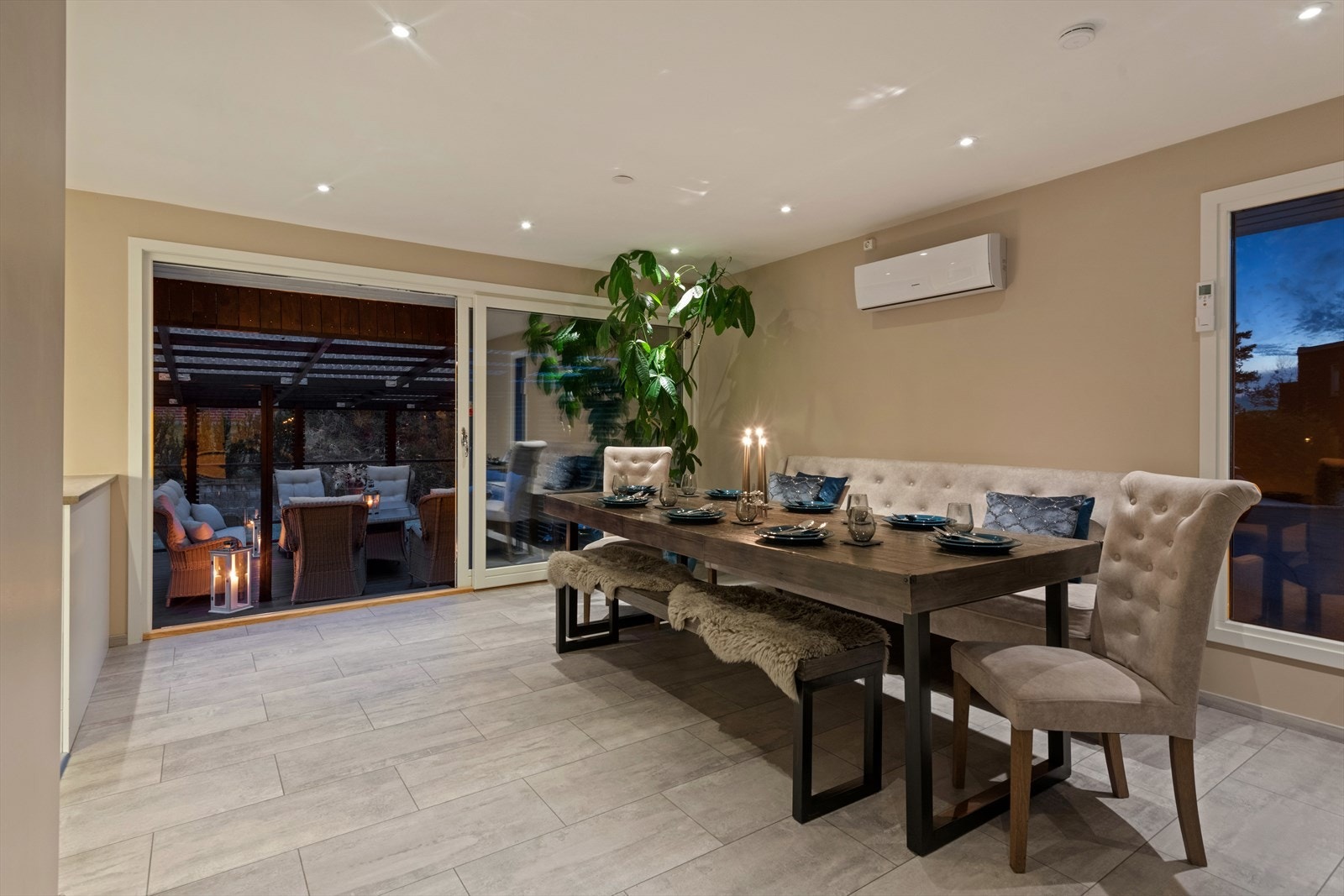 Spisestuen byr på svært gode muligheter for å invitere venner og familie til et godt måltid, samt varmepumpe for å opprettholde romtemperaturen. Galleribilde