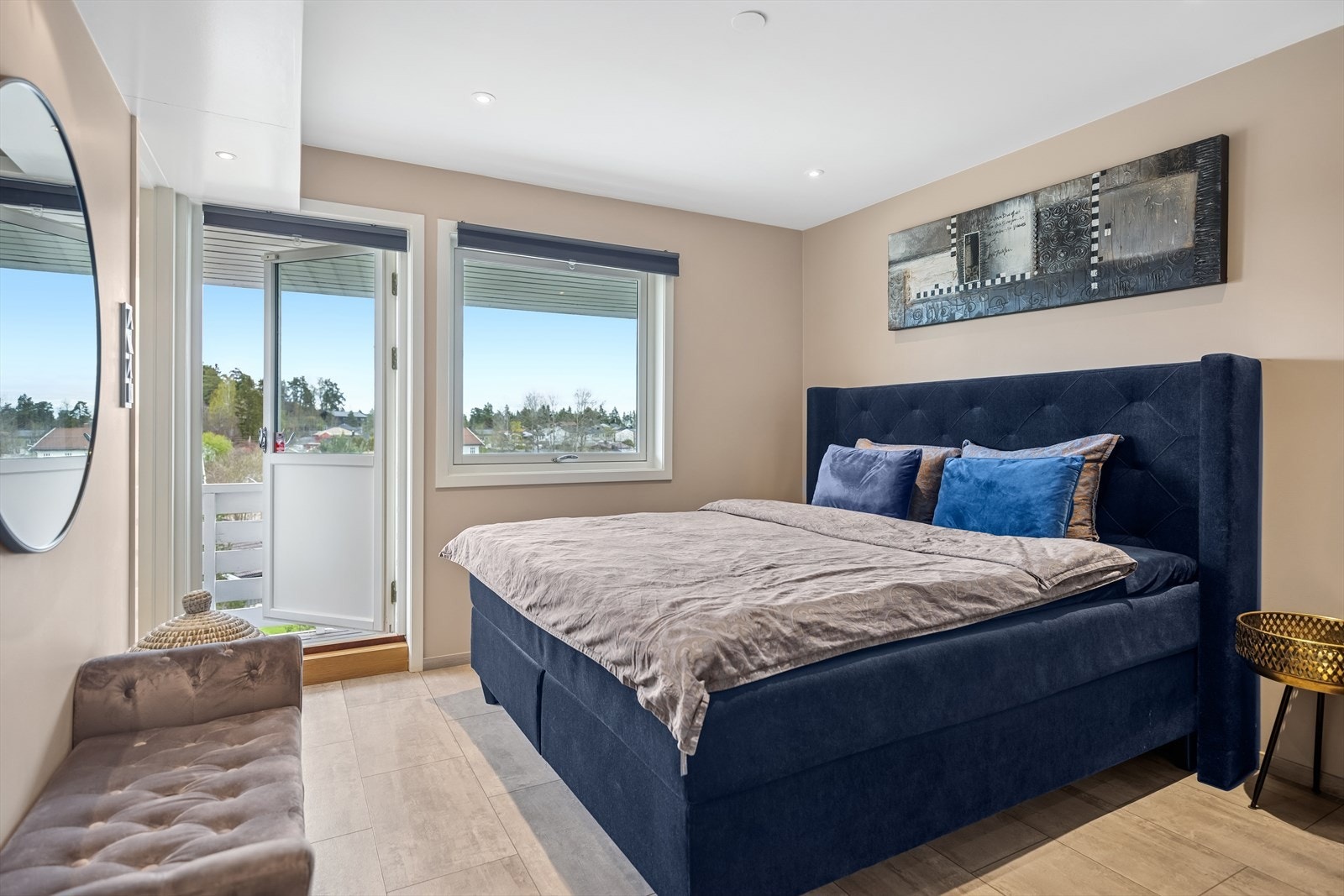 Boligens hovedsoverom ligger praktisk til med adkomst til balkong, bad og markterrassen. Galleribilde