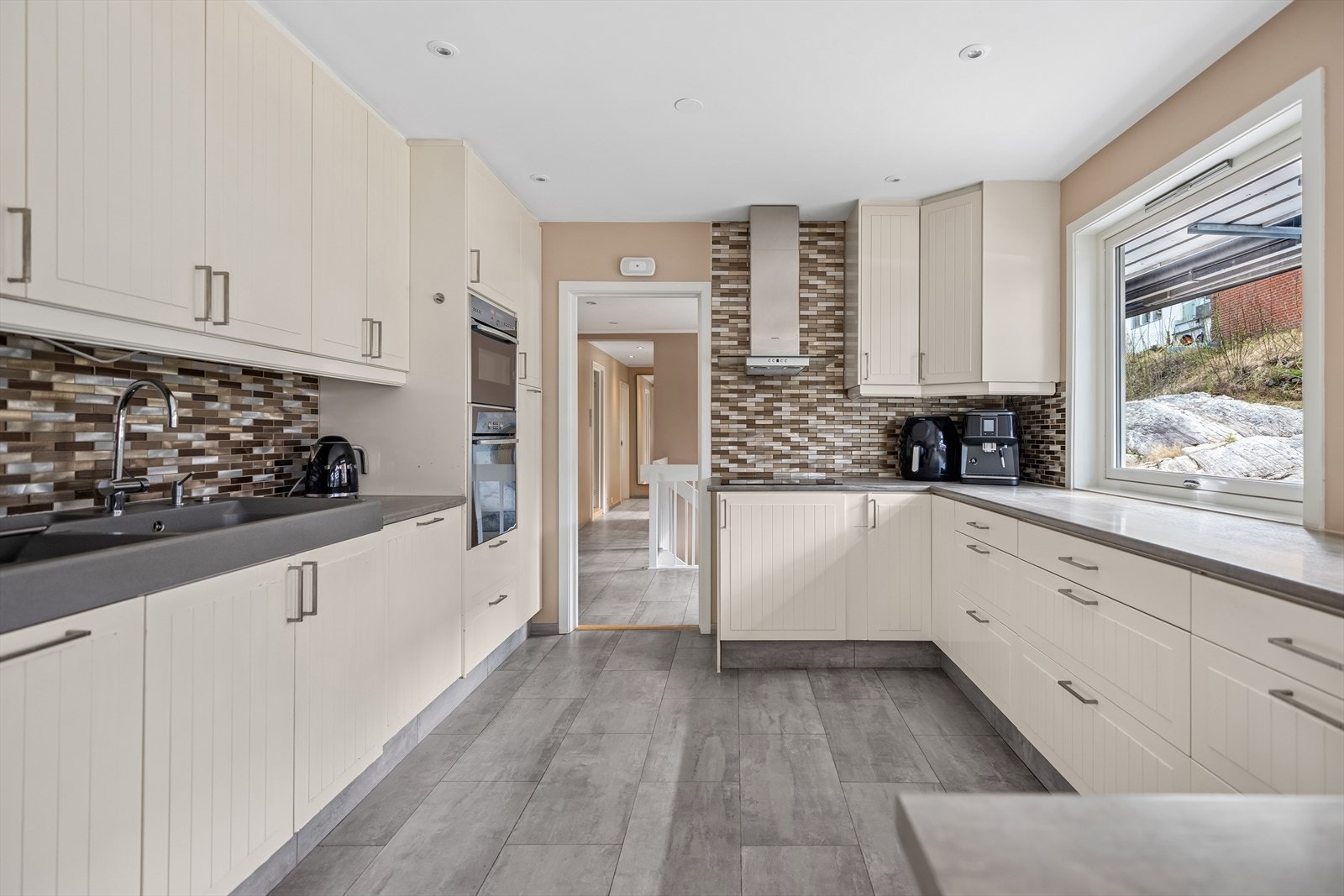 Eier har oppgradert kjøkkenet med en ny vask og kran, nye laminatbenkeplater, en ny induksjonstopp og installert et vannstoppesystem. Galleribilde