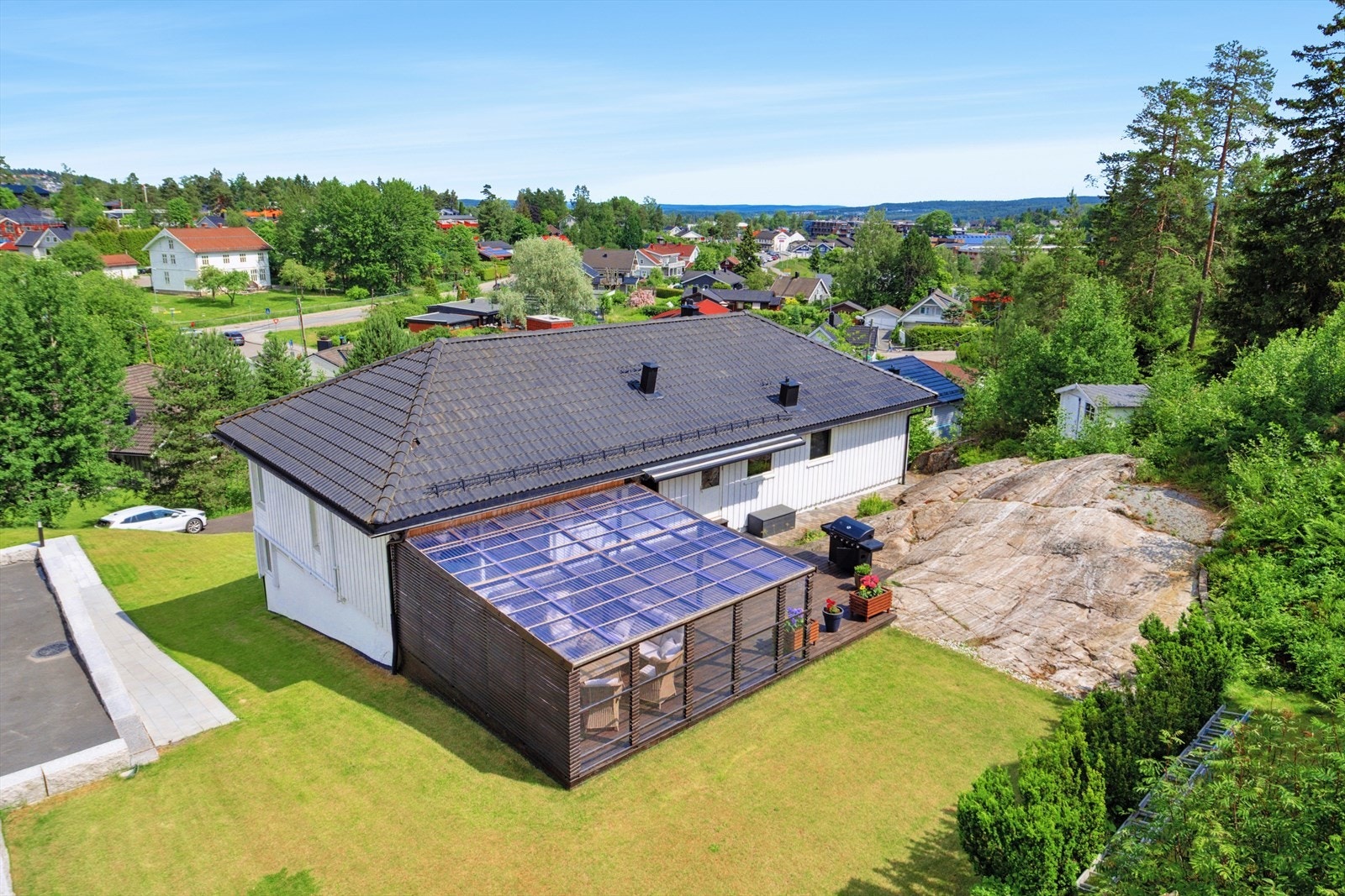 Steinspranget 7 er en familivennlig enebolig over to plan med opparbeidet tomt med plener, bed, busker, utvendig platting på oversiden og måler 1 300,2 kvm. Galleribilde