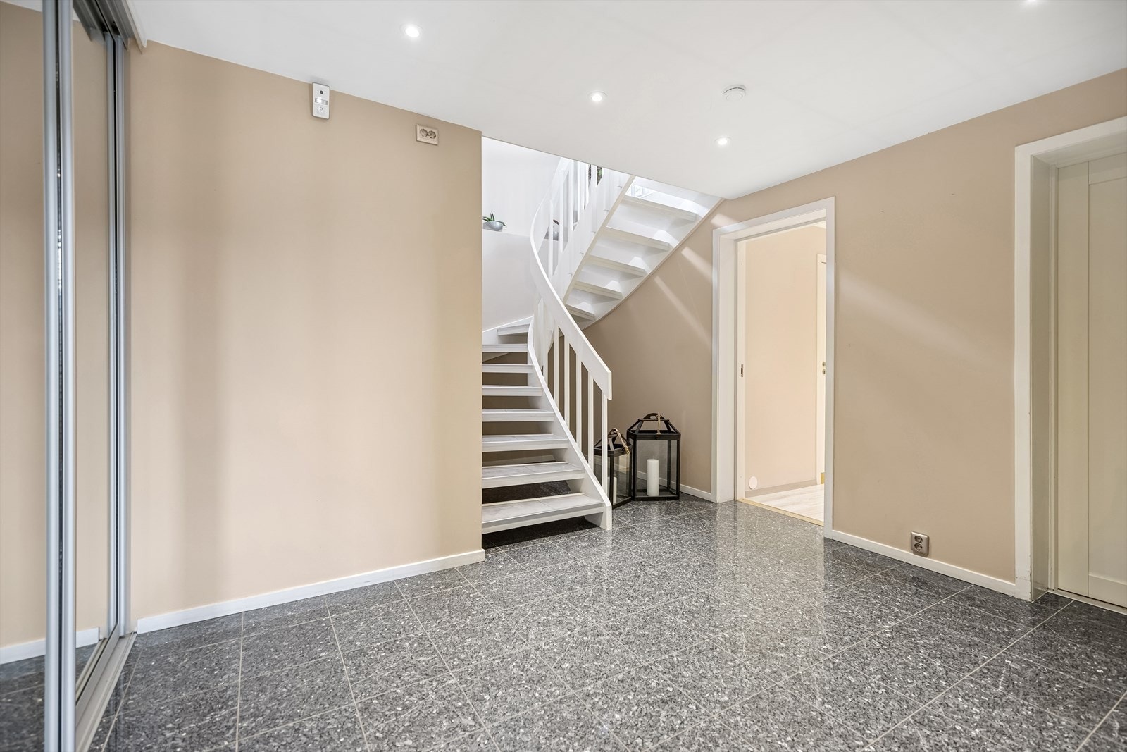 Gangen byr på skyvedørsgarderobe og rikelig med plass til ønsket møblement. Galleribilde