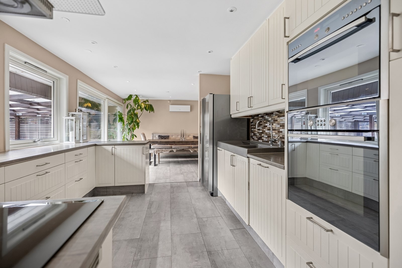 Kjøkkenet byr på mye skap- og benkeplass og har en delvis åpen løsning til spisestuen. Galleribilde