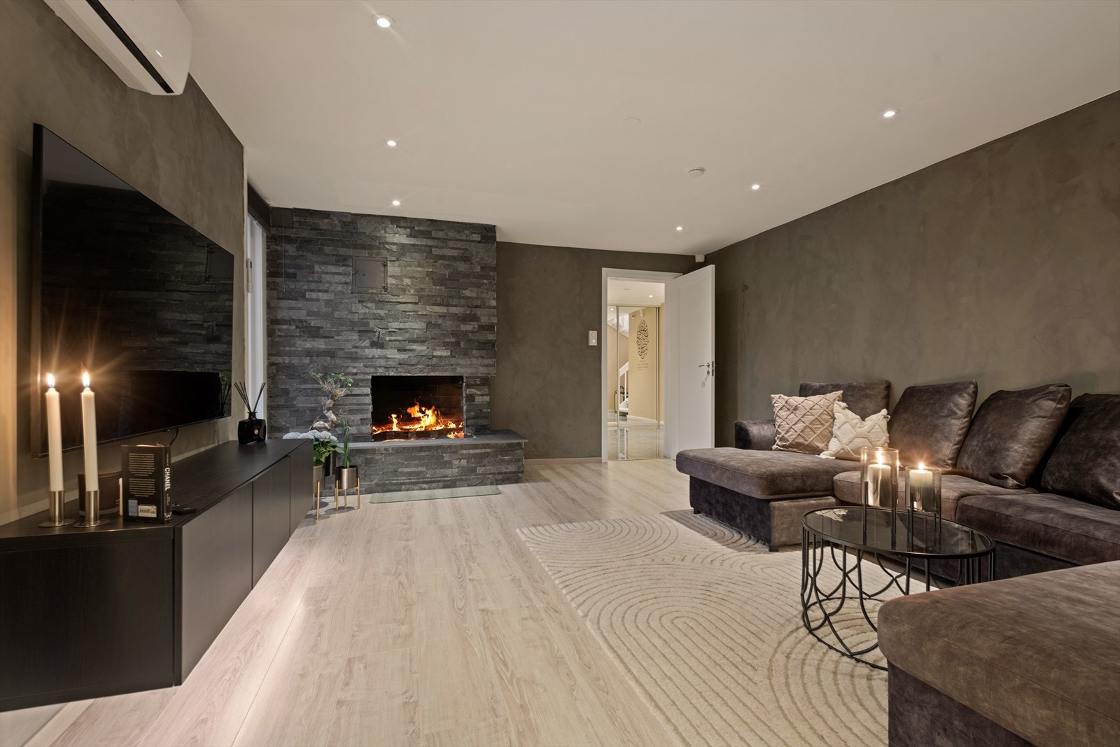 STUE UNDERETASJE | Perfekt stue for tenåringene i hjemmet med plass til medievegg, sofa og peis. Galleribilde