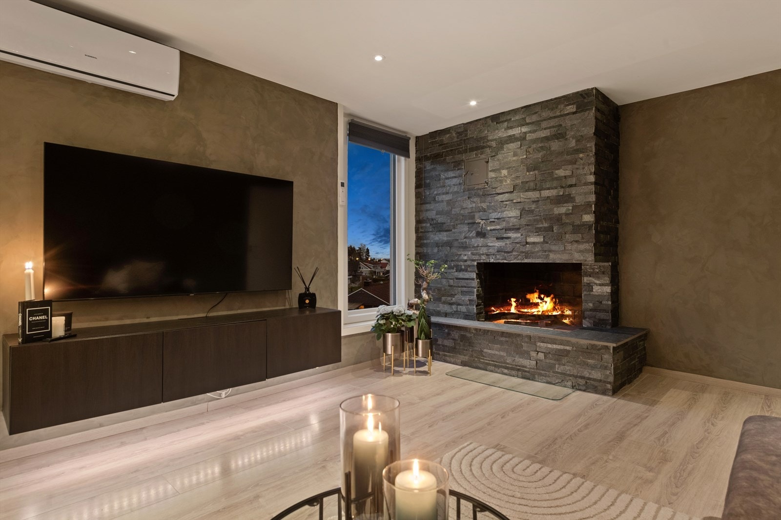 Rommet er også innredet med peis for kjølige kvelder og setter standarden for en lun stemning. Galleribilde