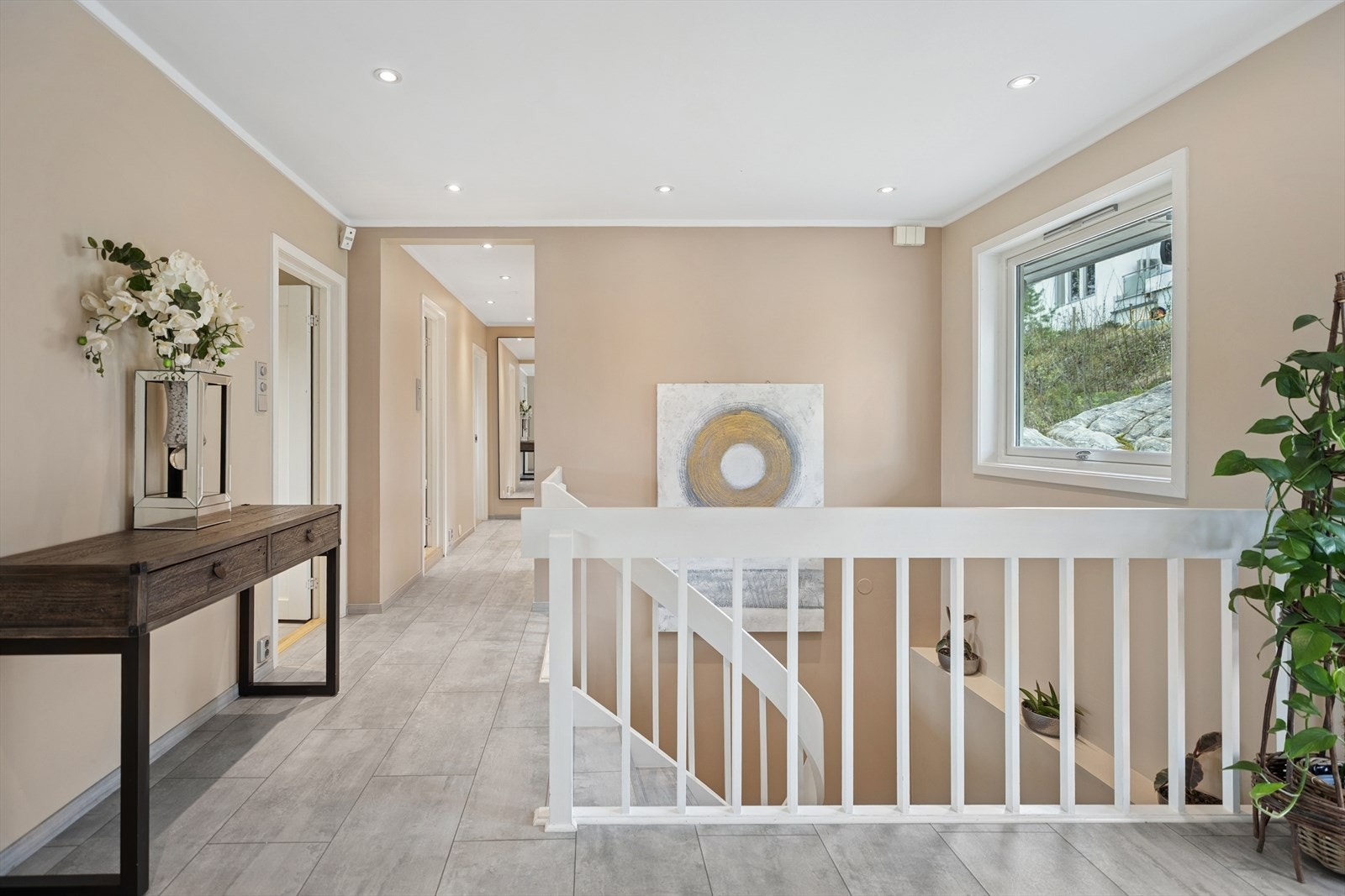 Boligen har godt vedlikeholdte overflater. Galleribilde