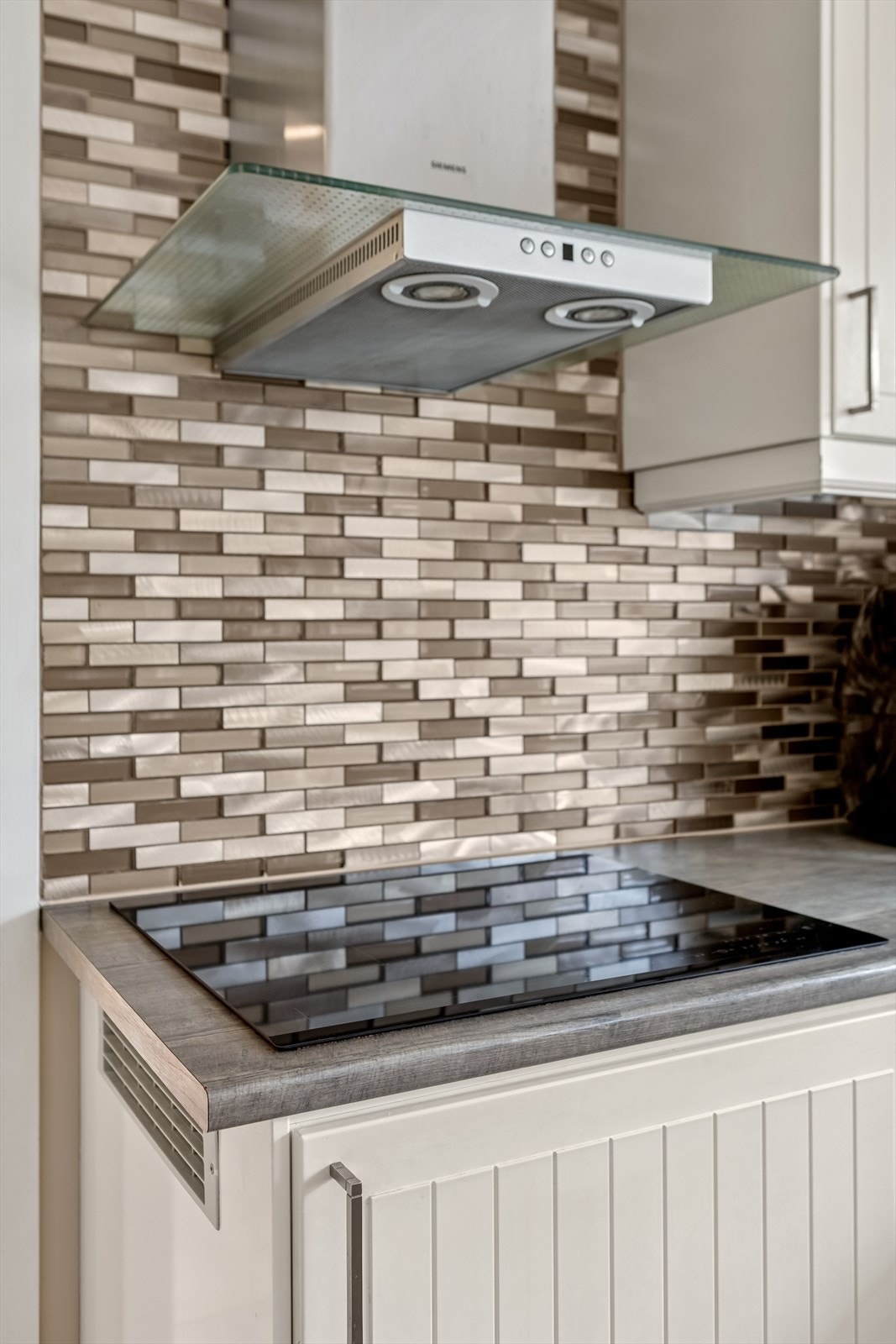 Over kjøkkenbenken er det nye fliser, og det er montert lysarmatur og stikkontakter under benken. Galleribilde