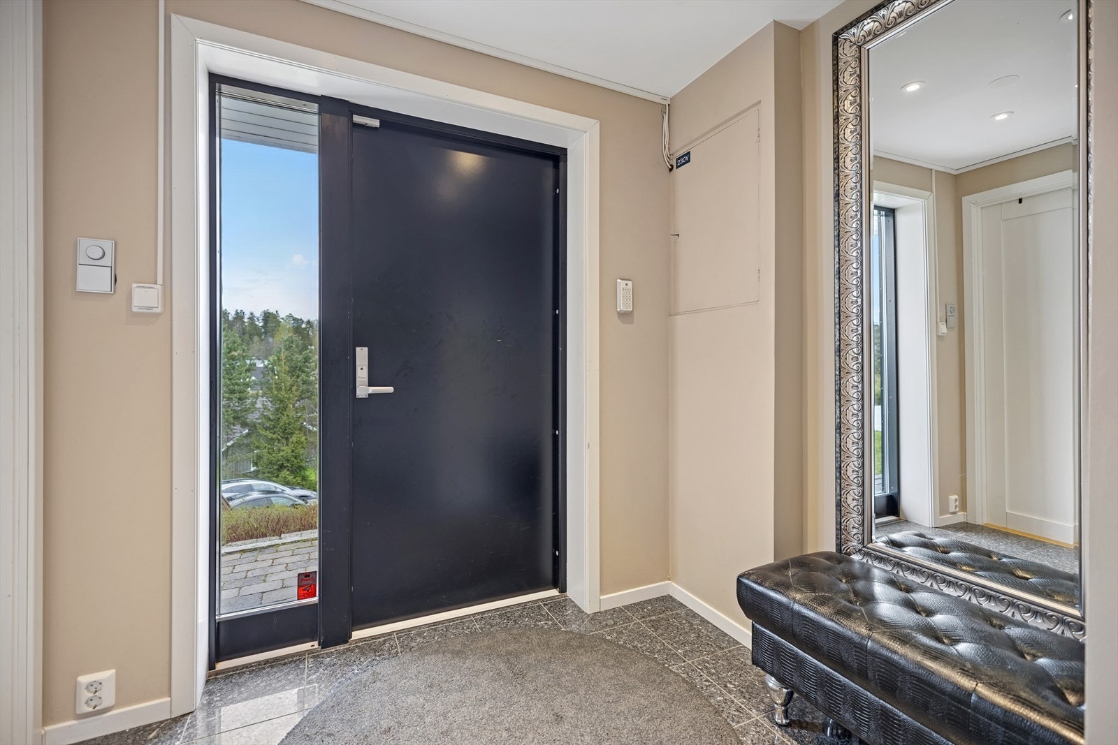 Entrèen oppleves som åpen og romslig, og fører deg videre inn til gangen. Galleribilde