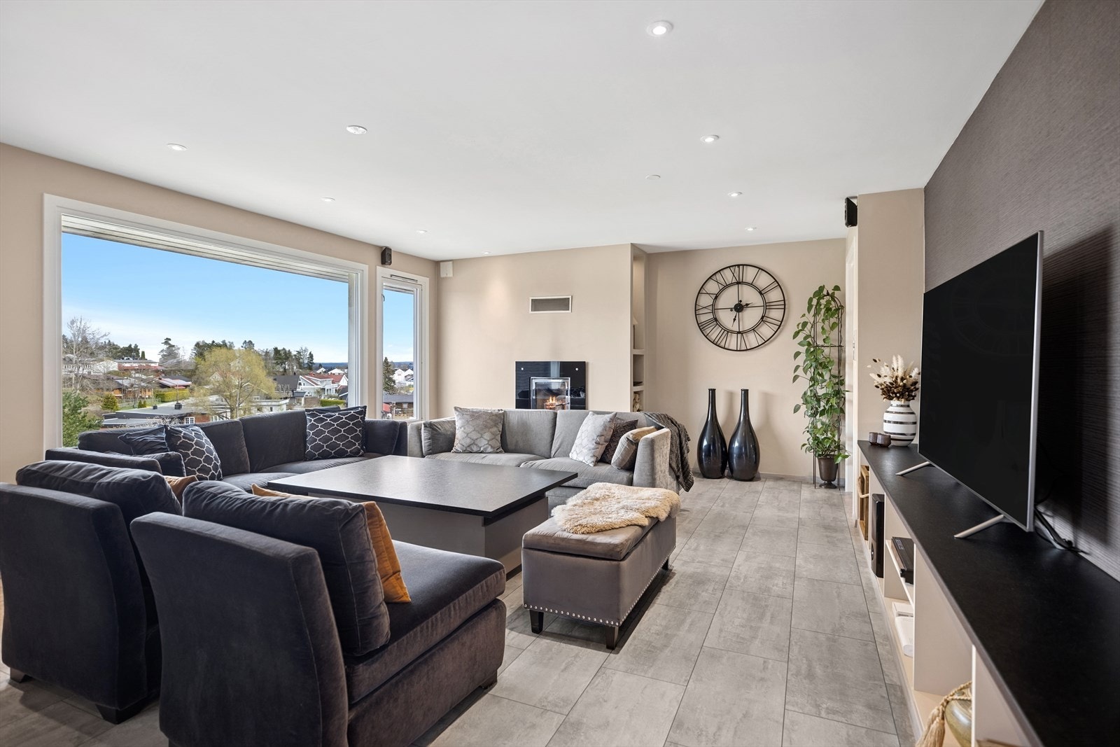 Etasjen har store vindusflater i flere rom, og sørger for rikelig med lysinnslipp. Galleribilde