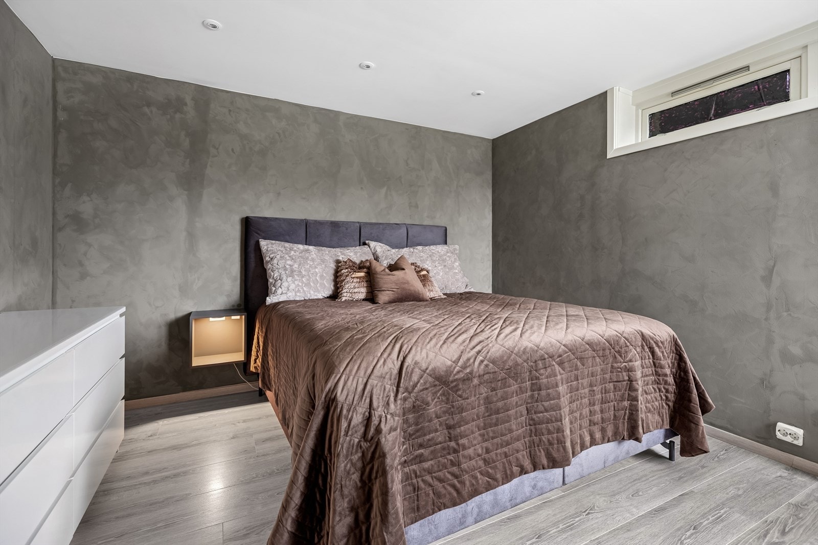 SOVEROM I | Rommet er godt plassert med plass til en større seng med tilhørende nattbord og kommode. Galleribilde