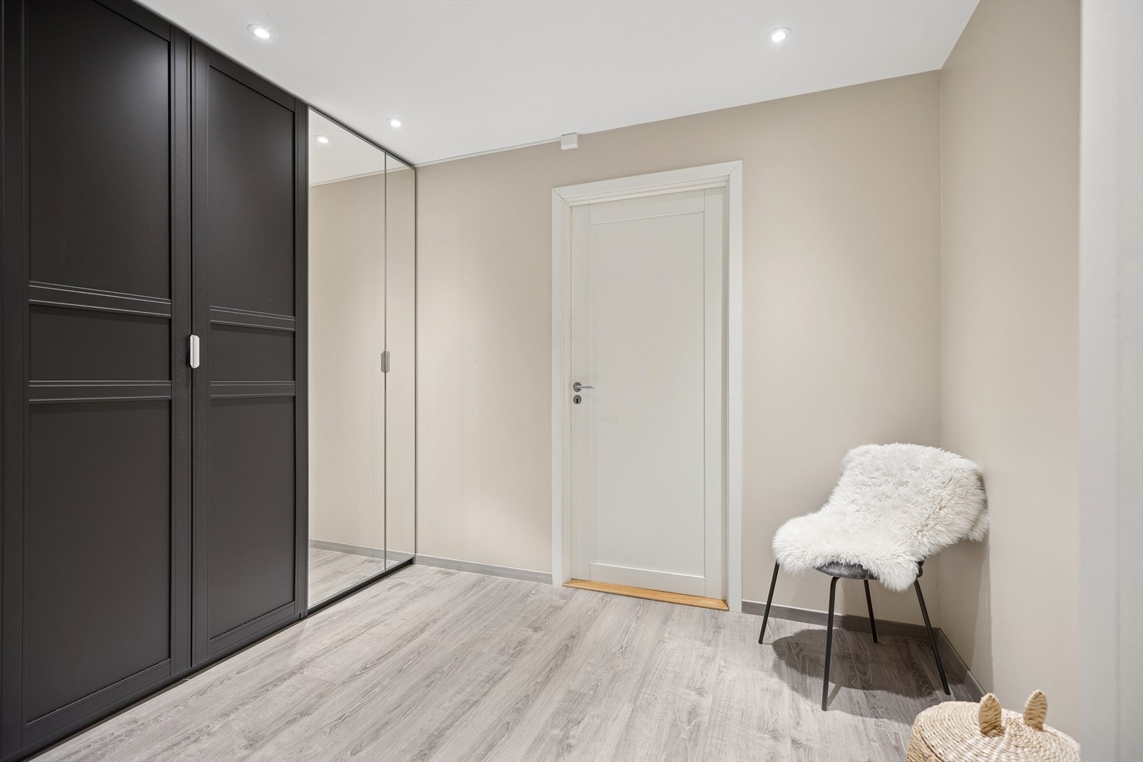 GANG | I tilknytning til innvendig bod er det lagt opp til garderobeløsning med god plass til oppbevaring. Galleribilde