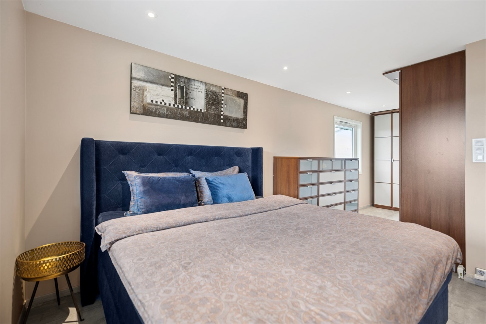 Soverommet er av god størrelse og har en gang ut mot markterrassen som er innredet med en innbydende garderobe. Galleribilde