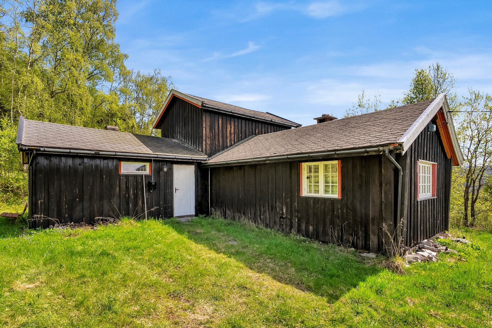 Fritidsbolig på tunet er vedlikeholdt og fremstår med en helt grei standard. Galleribilde