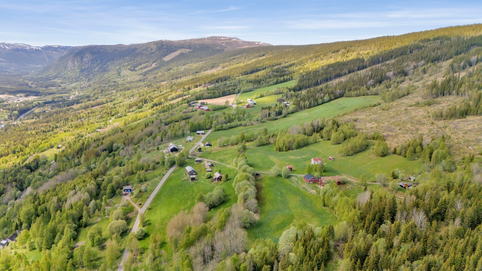 Storslått utsikt over Uvdal ? eiendommen ligger høyt og fritt med panorama mot dalen og fjellene. Galleribilde