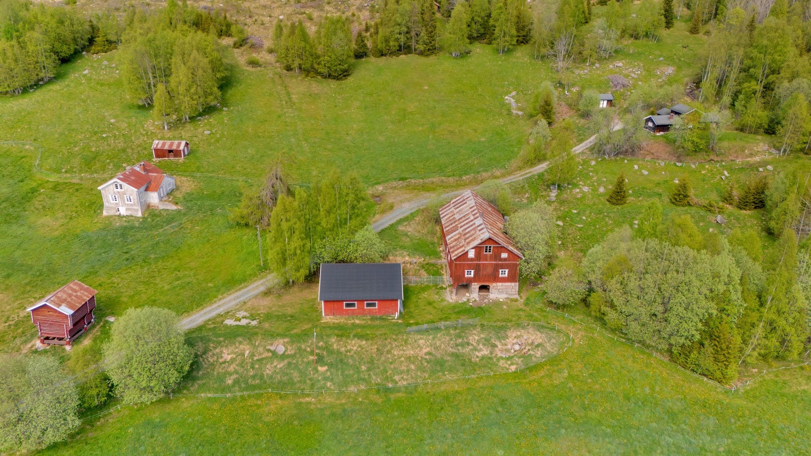 Eiendommen strekker seg over totalt ca. 1 632 dekar og omfatter et variert landskap med produktiv skog, fulldyrket jord, beite og innmark. Galleribilde