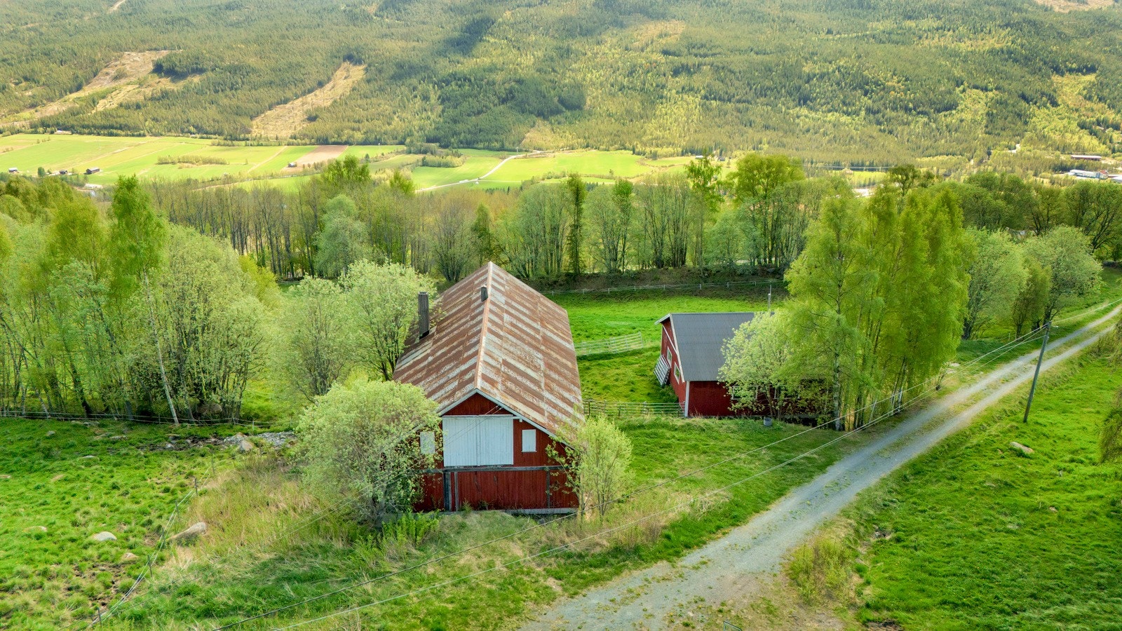 Tidsriktig låvebygning fra 1930-tallet med sjel og potensial - ligger sentralt på tunet. Galleribilde
