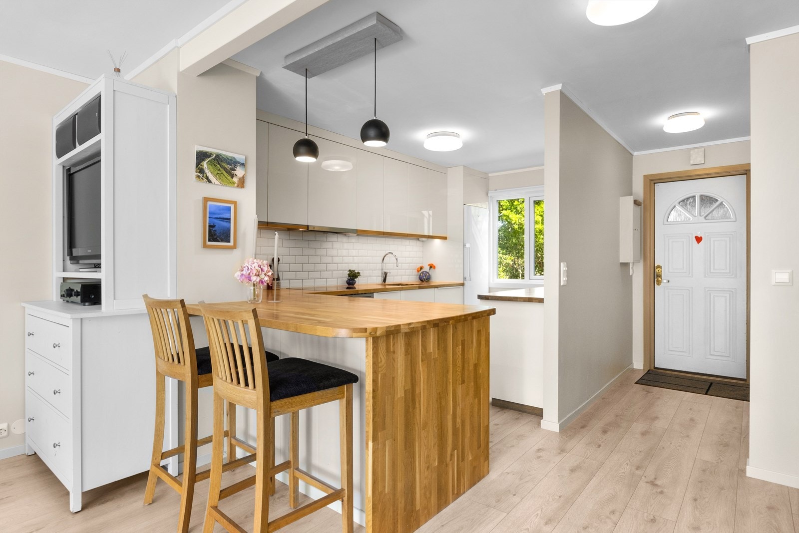 Ved barløsningen får du hyggelige sitteplasser hvor frokosten kan nytes, eller for lekselesing ved matlagingen. Galleribilde