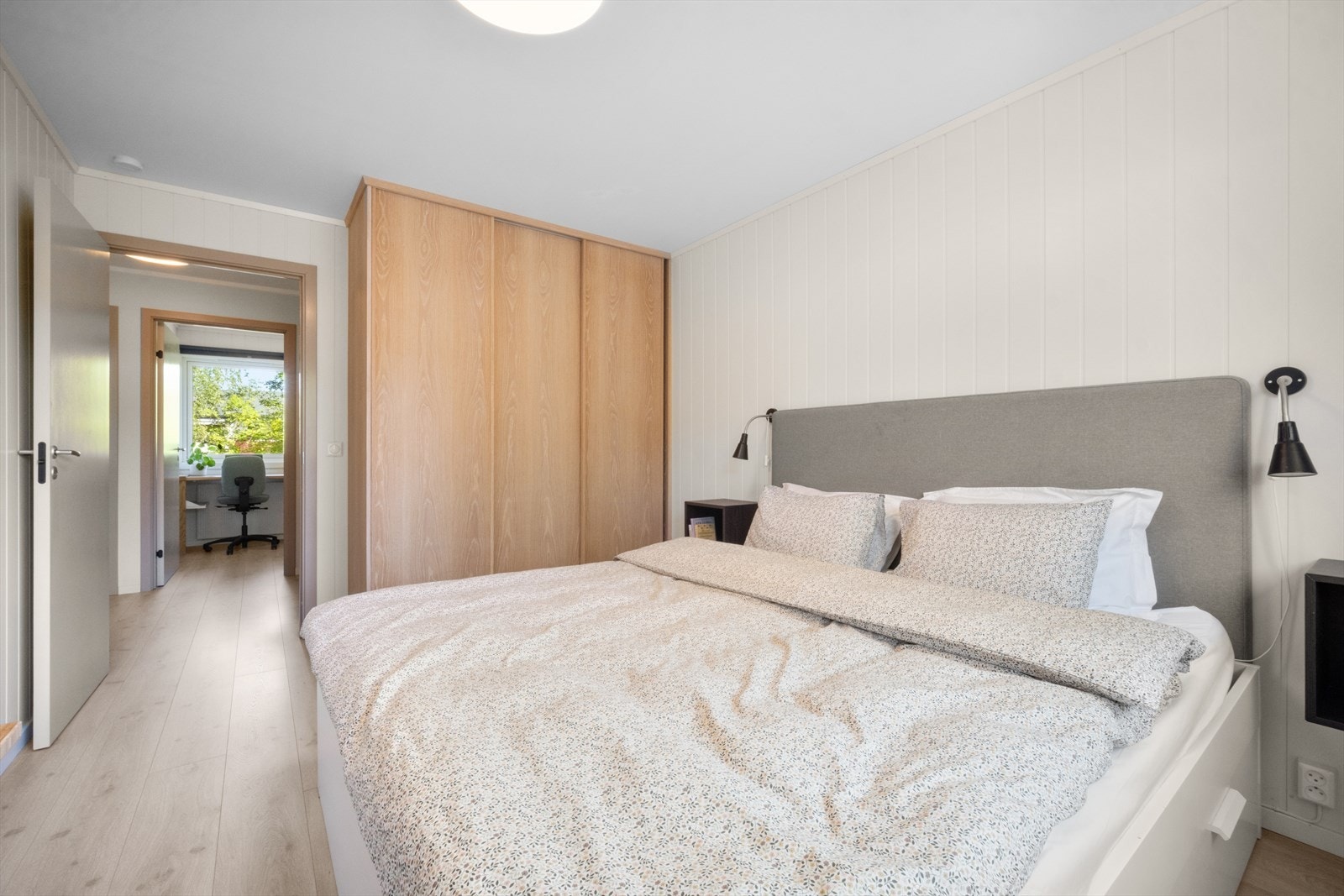 Det første rommet du ankommer er et stort soverom, som har blitt benyttet som hovedsoverom. Rommet har god plass til dobbeltseng og god oppbevaringsplass i skyvedørsgarderobe. Galleribilde