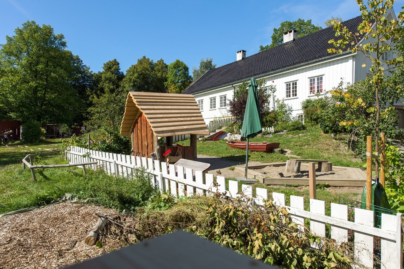 Steinerbarnehagen ligger et steinkast fra eiendommen. Galleribilde