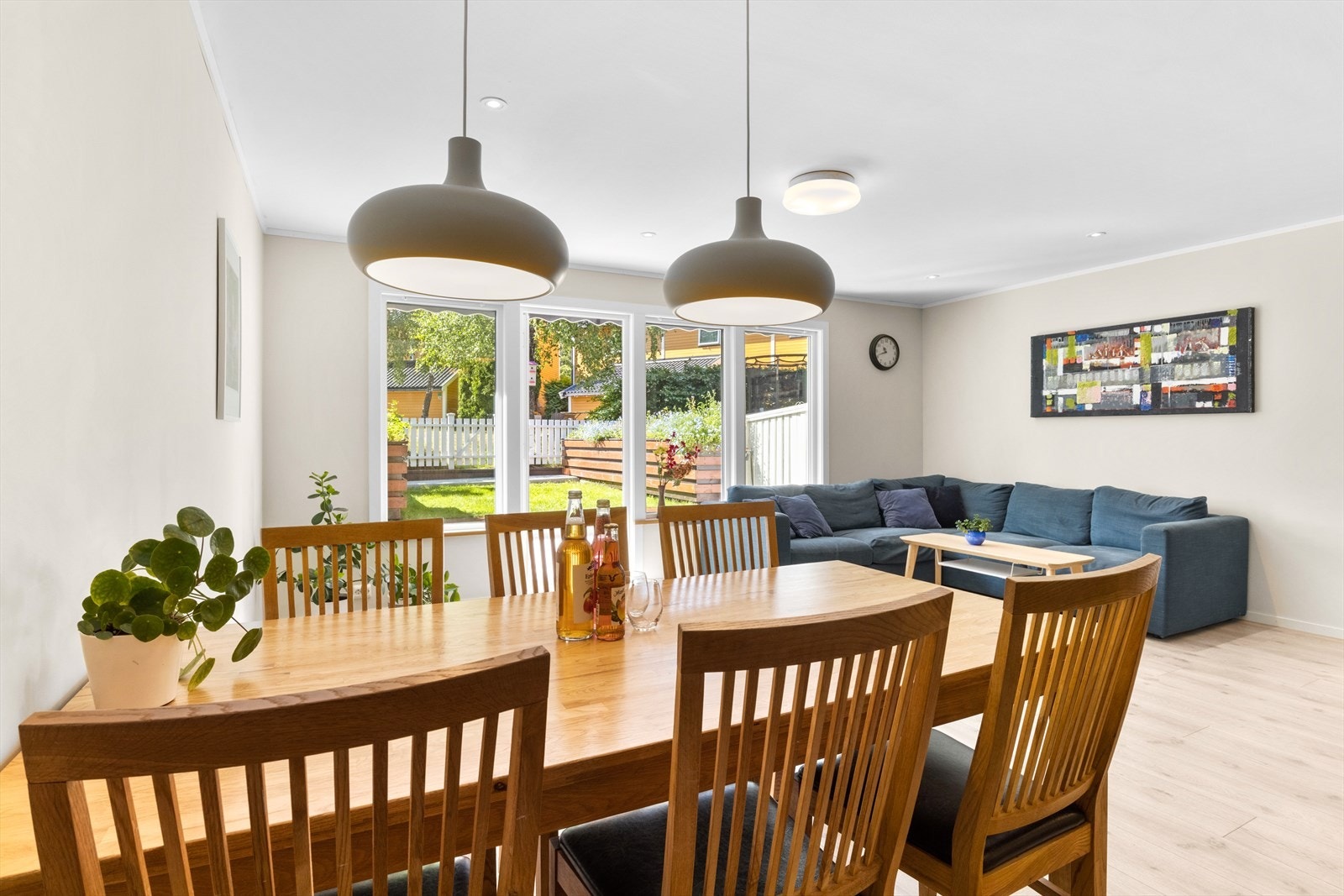 Stuen har plass til både spisebord og sofagruppe. Galleribilde
