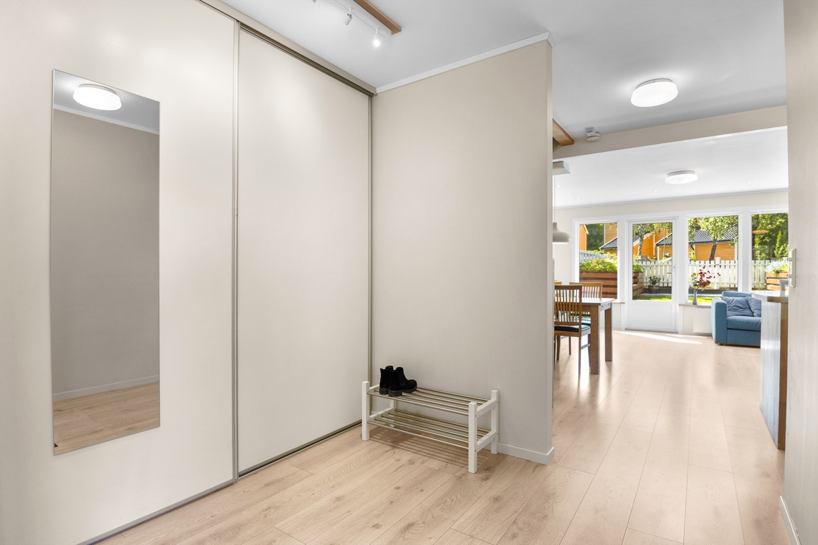God plass til å henge fra seg yttertøy og sette fra seg sko i romslig skyvedørsgarderobe. Galleribilde