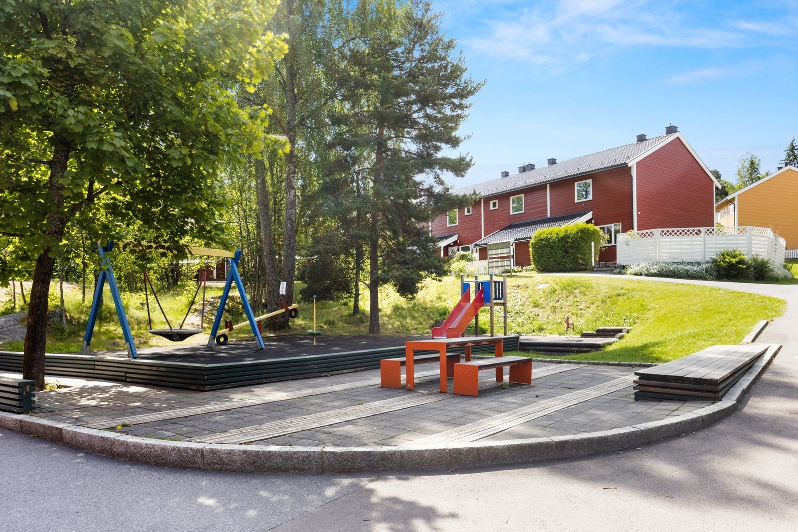 Borettslaget har meget hyggelige uteområder og lekeplasser. Galleribilde