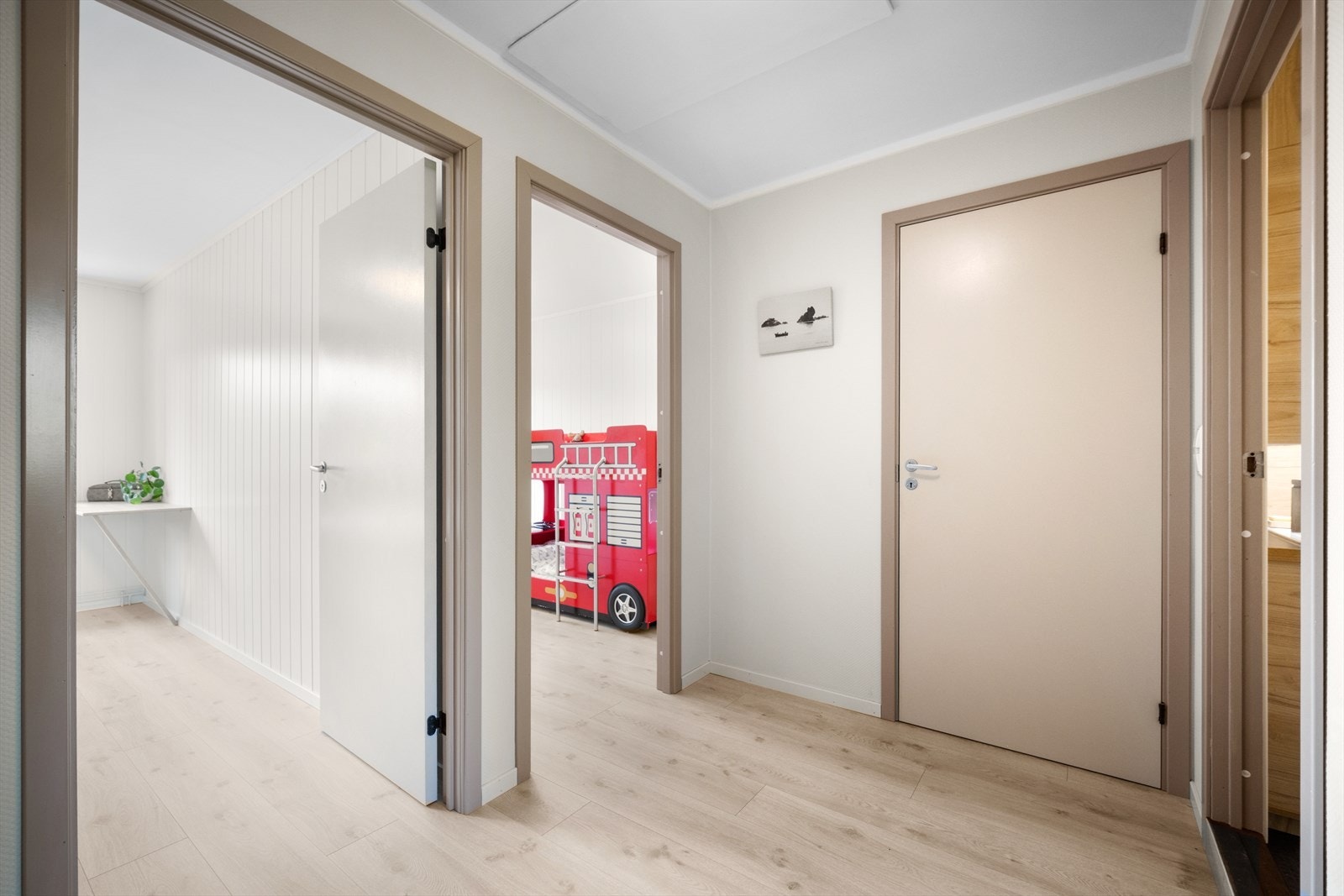 Badet er plassert i tilknytning til soveorommene. Galleribilde