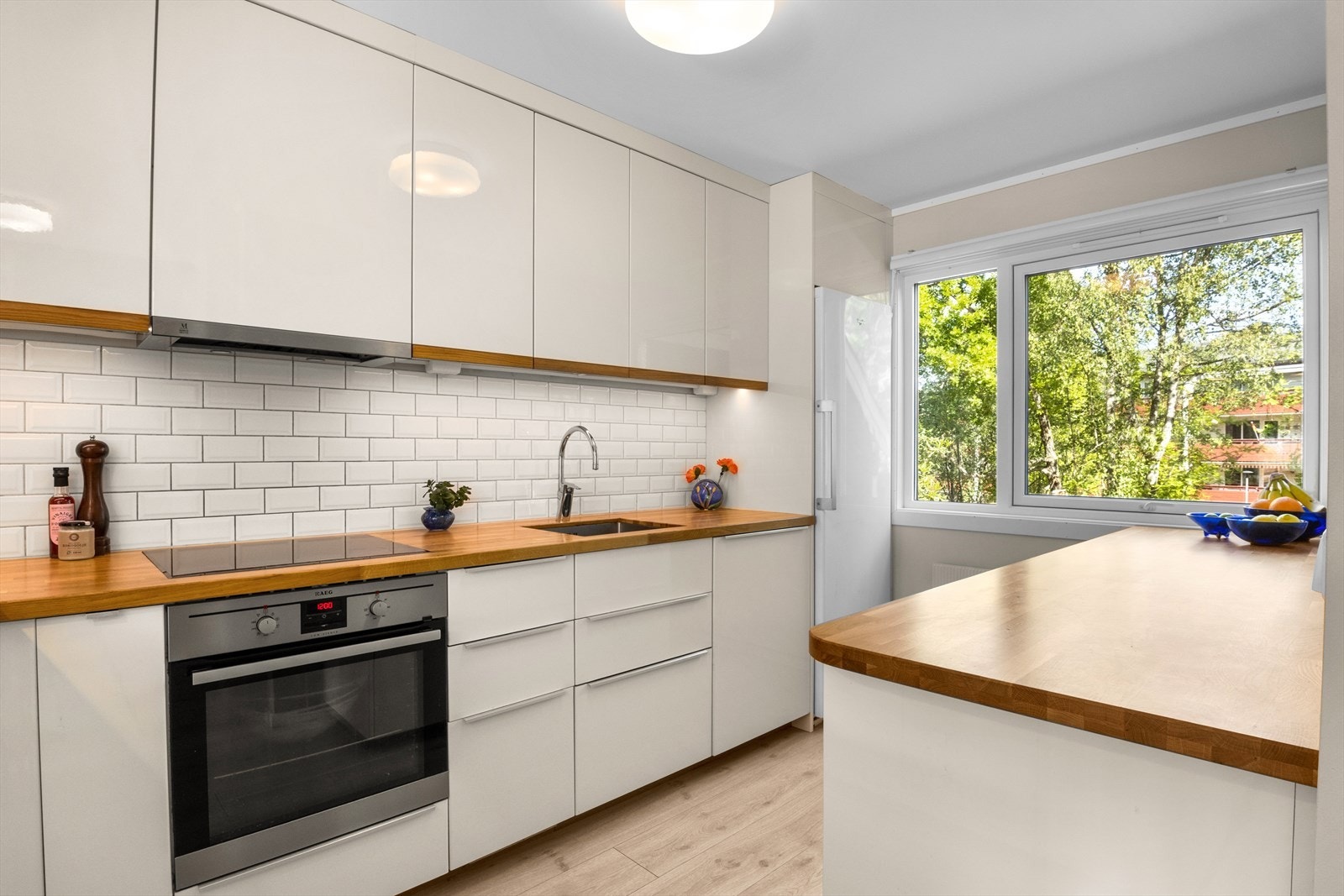 Lyst og pent kjøkken fra IKEA i åpen løsning med stuen, nytt i 2017. Galleribilde