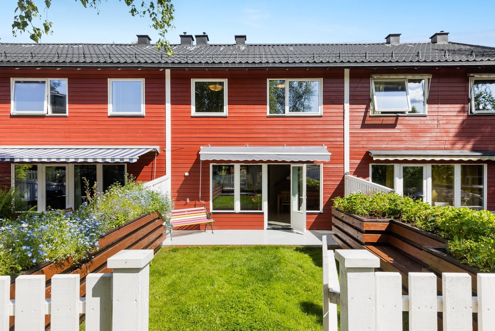 Idyllisk, rødmalt fasade. Galleribilde
