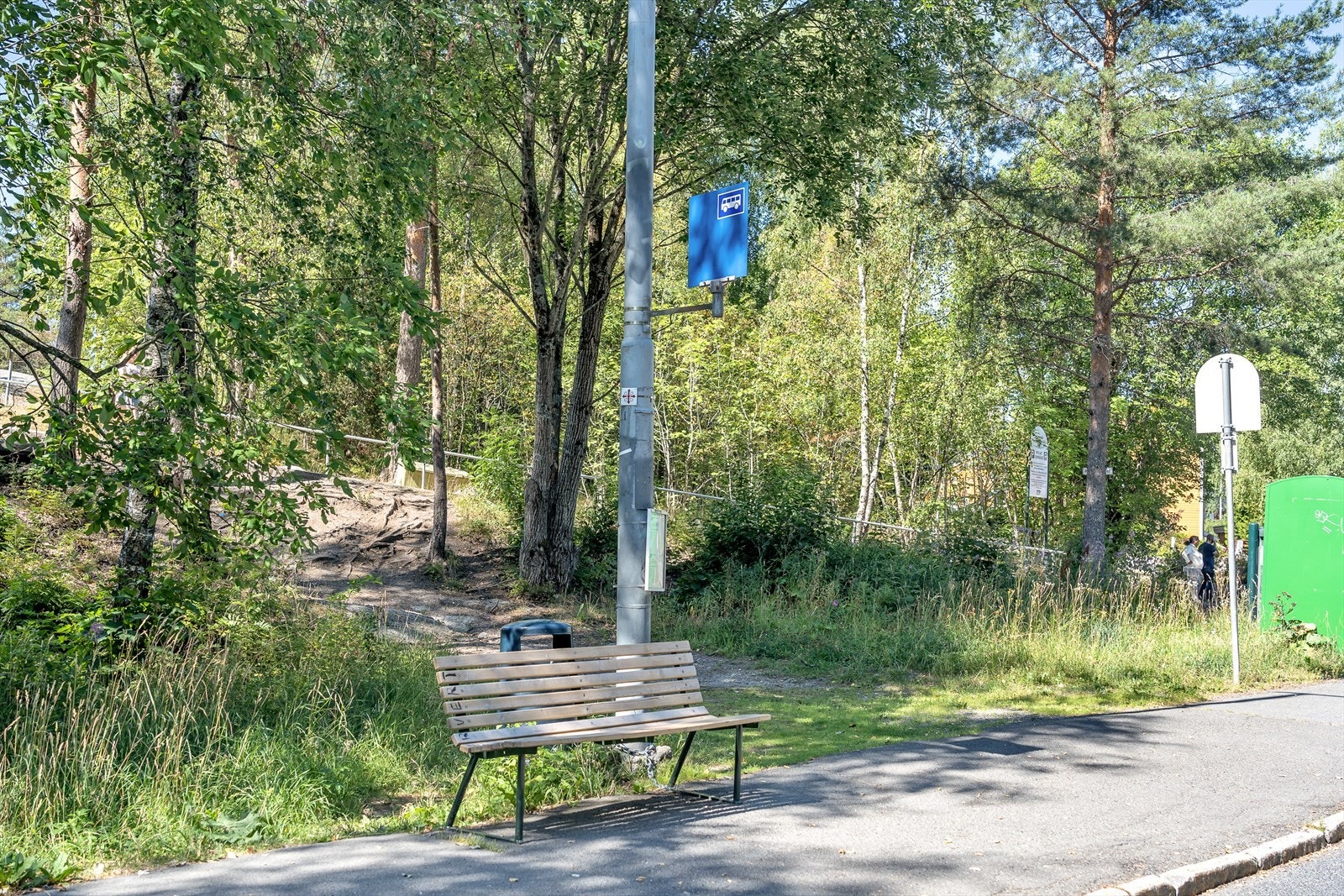 Kort gangavstand til bussholdeplass. Busslinje 77 går i retning Bjørndal og Holmlia Stasjon. Bussen går til Hauketo togstasjon på ca. 5 minutter hvor toget bruker ca. 12 minutter til Oslo S. Galleribilde