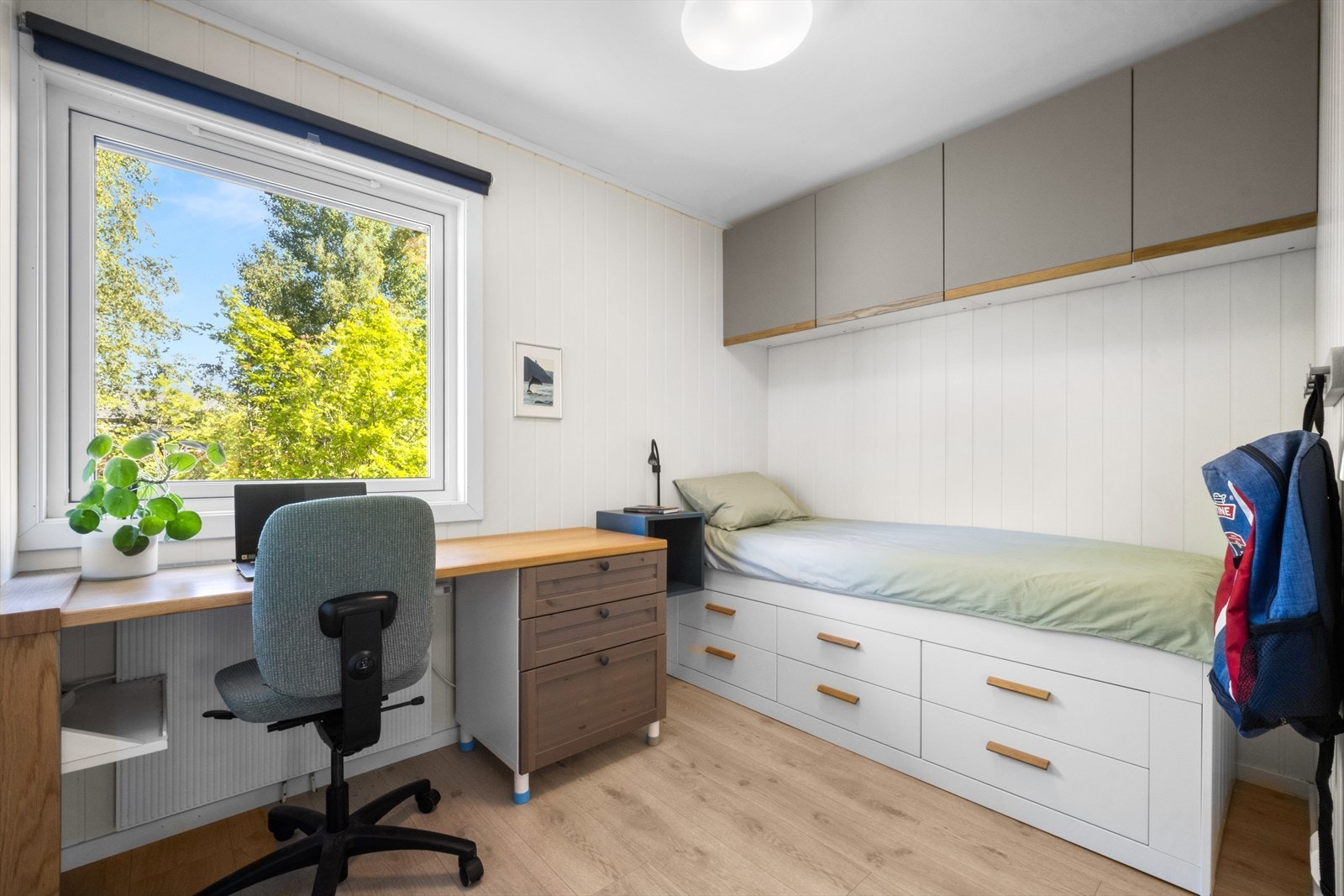 De to øvrige soverommene har god plass til enkel-/dobbeltseng, skrivebord og garderobe. Soveom 2 har plassbygget veggskapløsning. Galleribilde