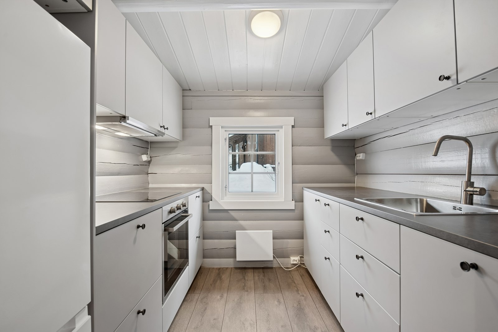 Lyst og delikat kjøkken med innredning fra IKEA. Kjøkkenet er godt utnyttet og har rikelig med skapplass. Galleribilde