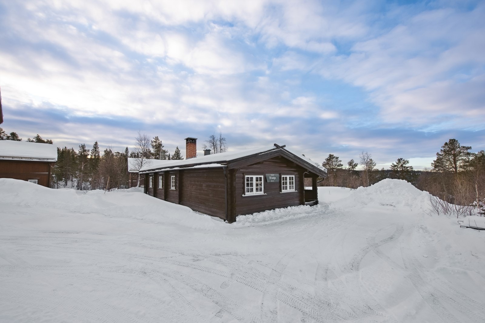 Det er gode parkeringsmuligheter rett utenfor hytta. Galleribilde