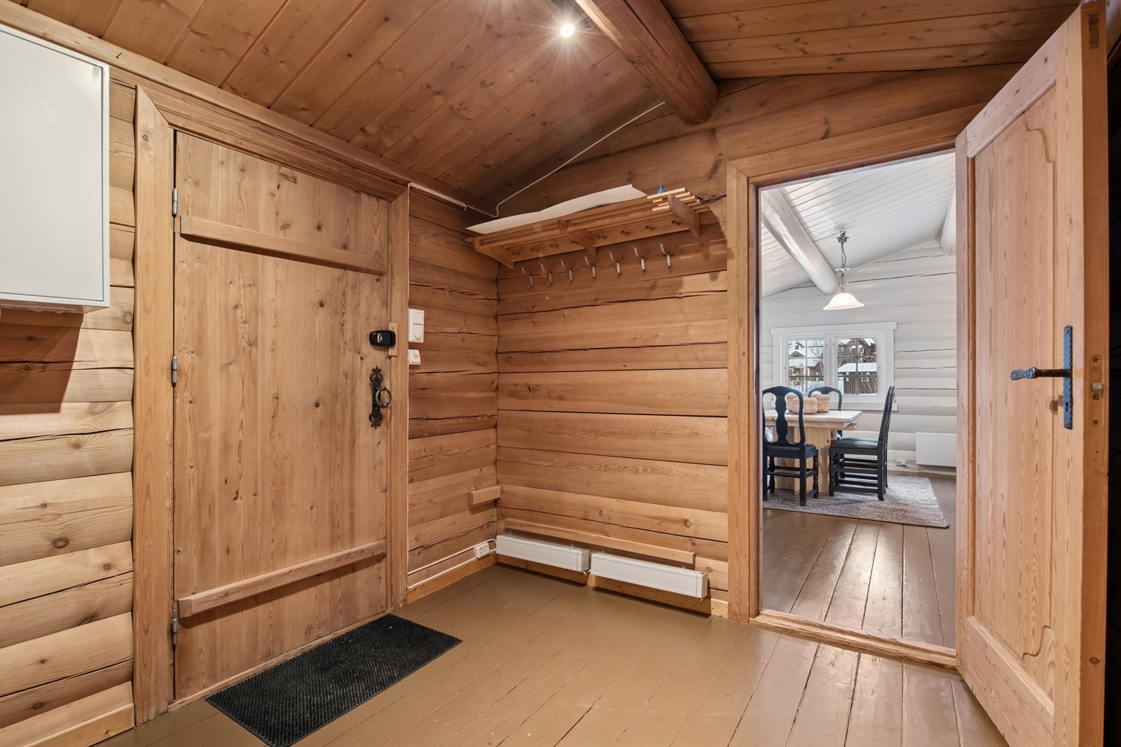 Praktisk entré med garderobeløsning og plass til klær og sko. Galleribilde