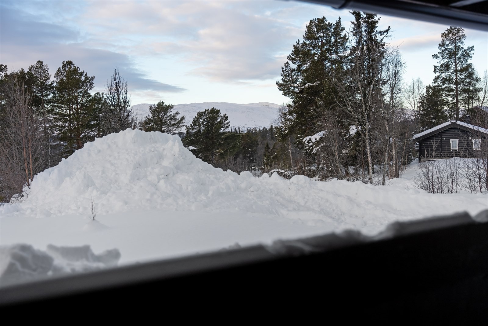 Snøsikkert og med flott utsikt til Raulandsfjell.
Koselig hytte i skieldorado med umiddelbar tilgang til både langrenn- og alpinløyper. Galleribilde