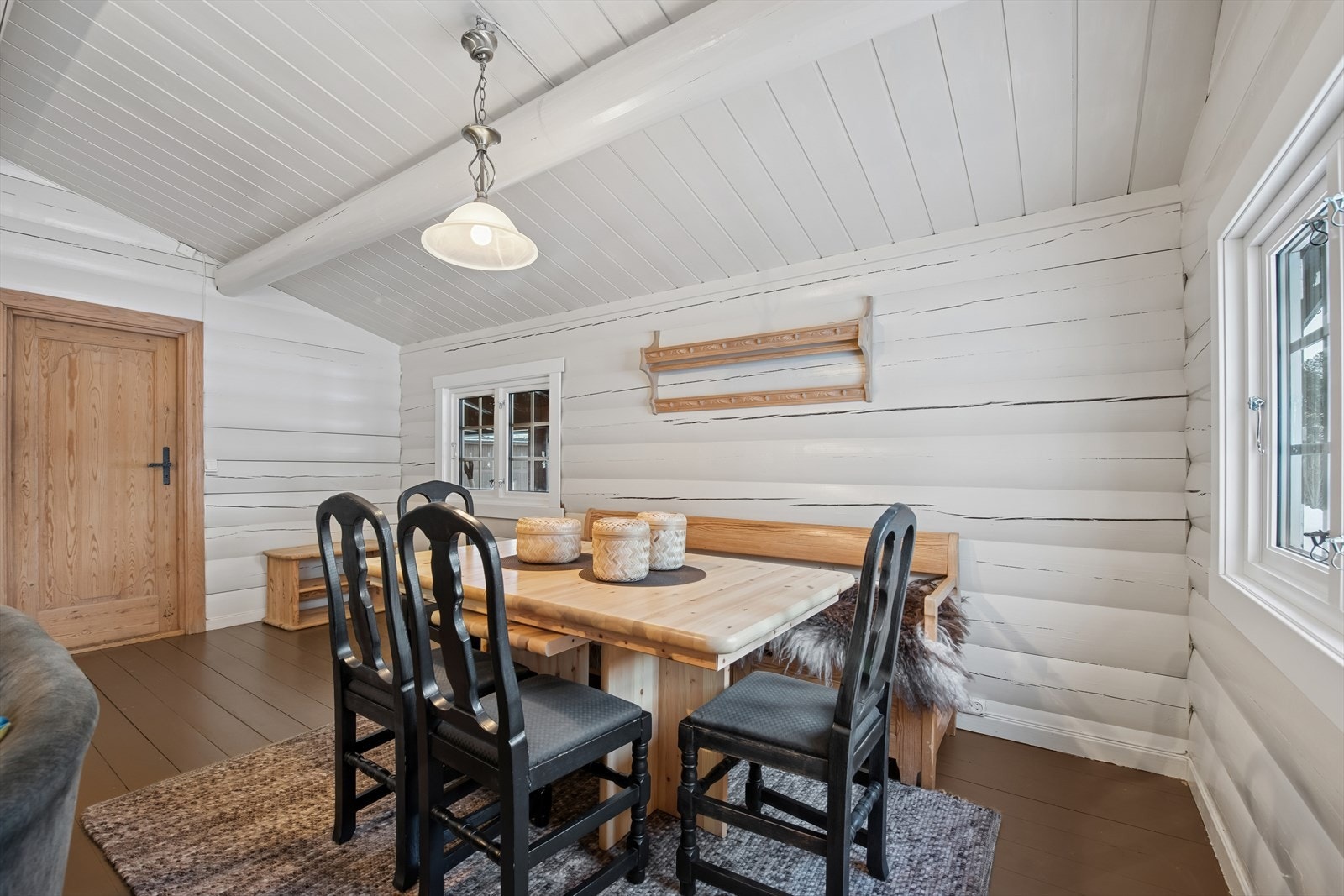 I stuen er det god plass til både salong og spisestue. Galleribilde