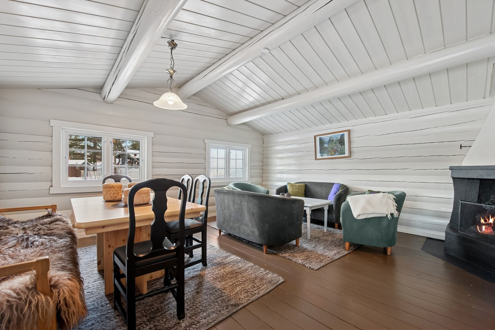 Stuen oppleves som åpen og lys, med himling som strekker seg opp til mønet. Den er lun, innbydende og av en romslig størrelse. Galleribilde