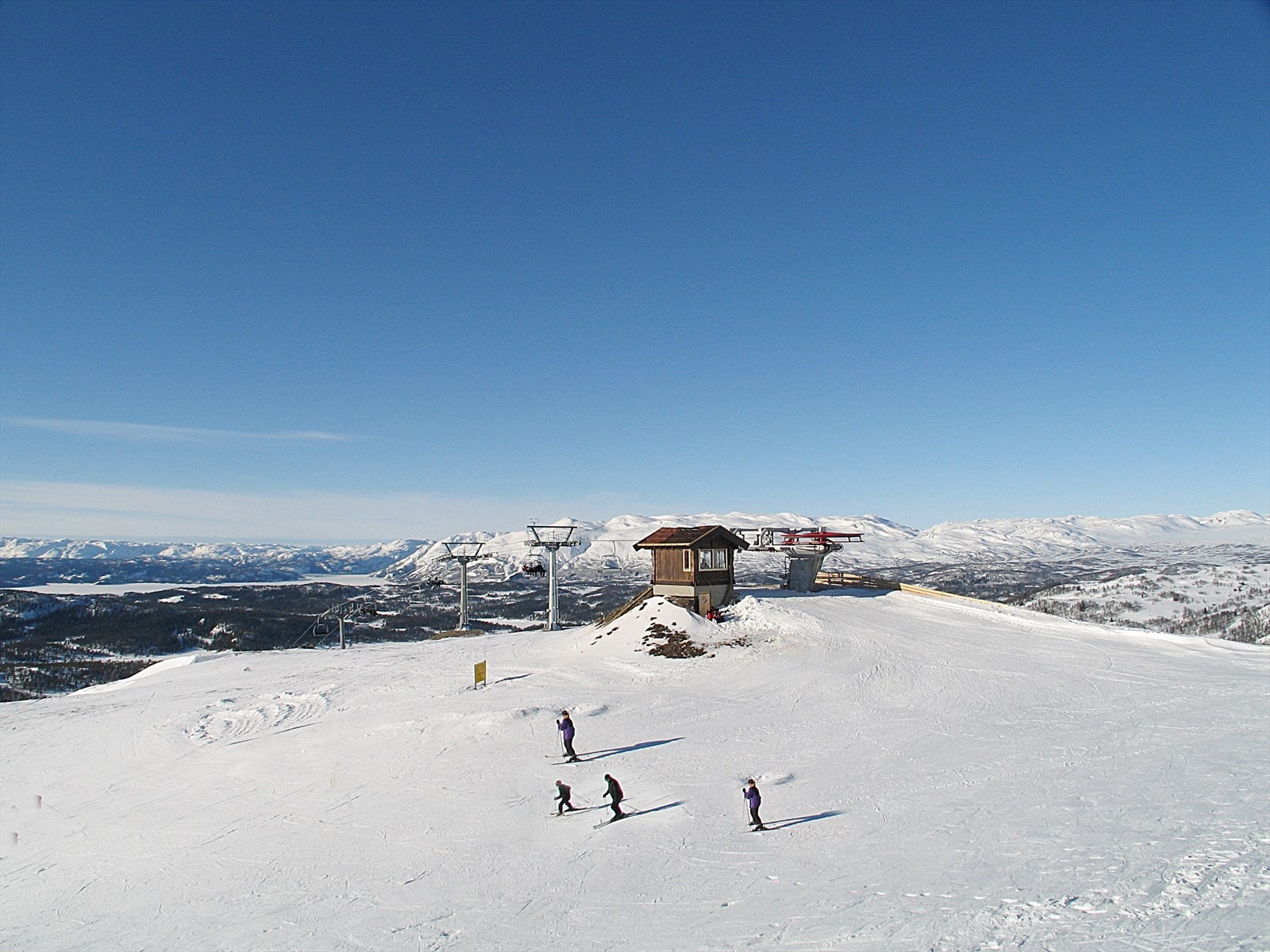 Rauland Skisenter er et av de mest populære vintermålene i Telemark, kjent for sine flotte skiløyper og vakre fjellandskap. Med et variert terreng som passer både nybegynnere og erfarne skiløpere, er det et perfekt sted for familieaktiviteter. Galleribilde