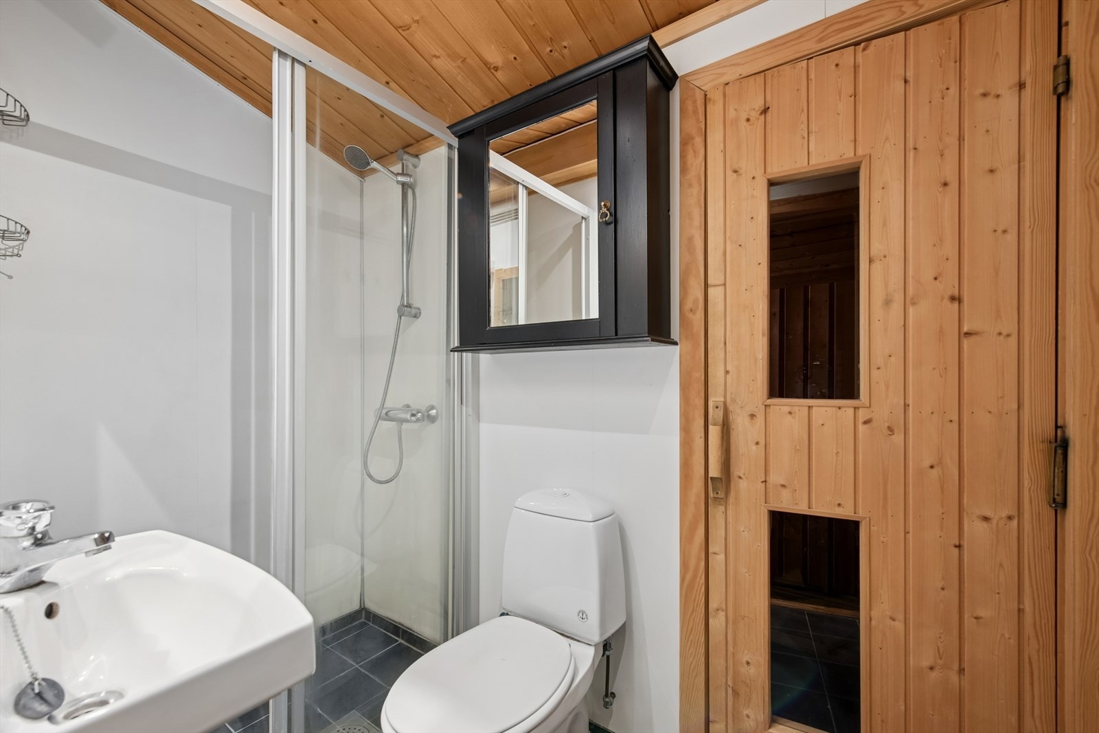 Hytta har et enkelt bad, med dusjnisje, toalett og servant. På innside av bad er det en romslig badstue. Galleribilde
