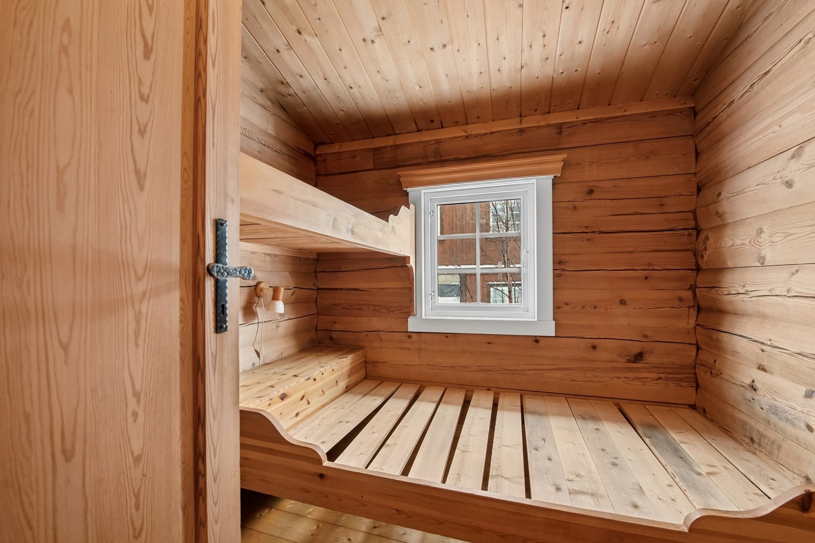 Hytta har tre soverom hvor alle ligger for seg selv i en egen fløy i hytta. Galleribilde