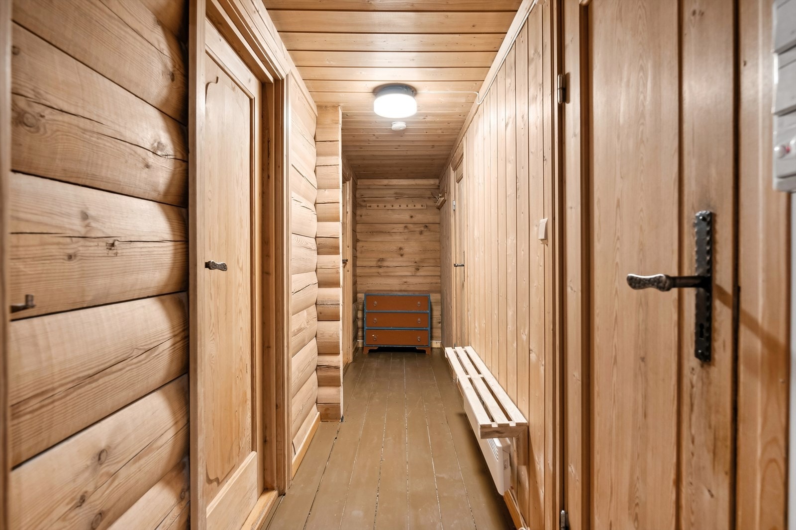 Hytta er delt inni to fløyer. Gang med soverom og bad. Galleribilde