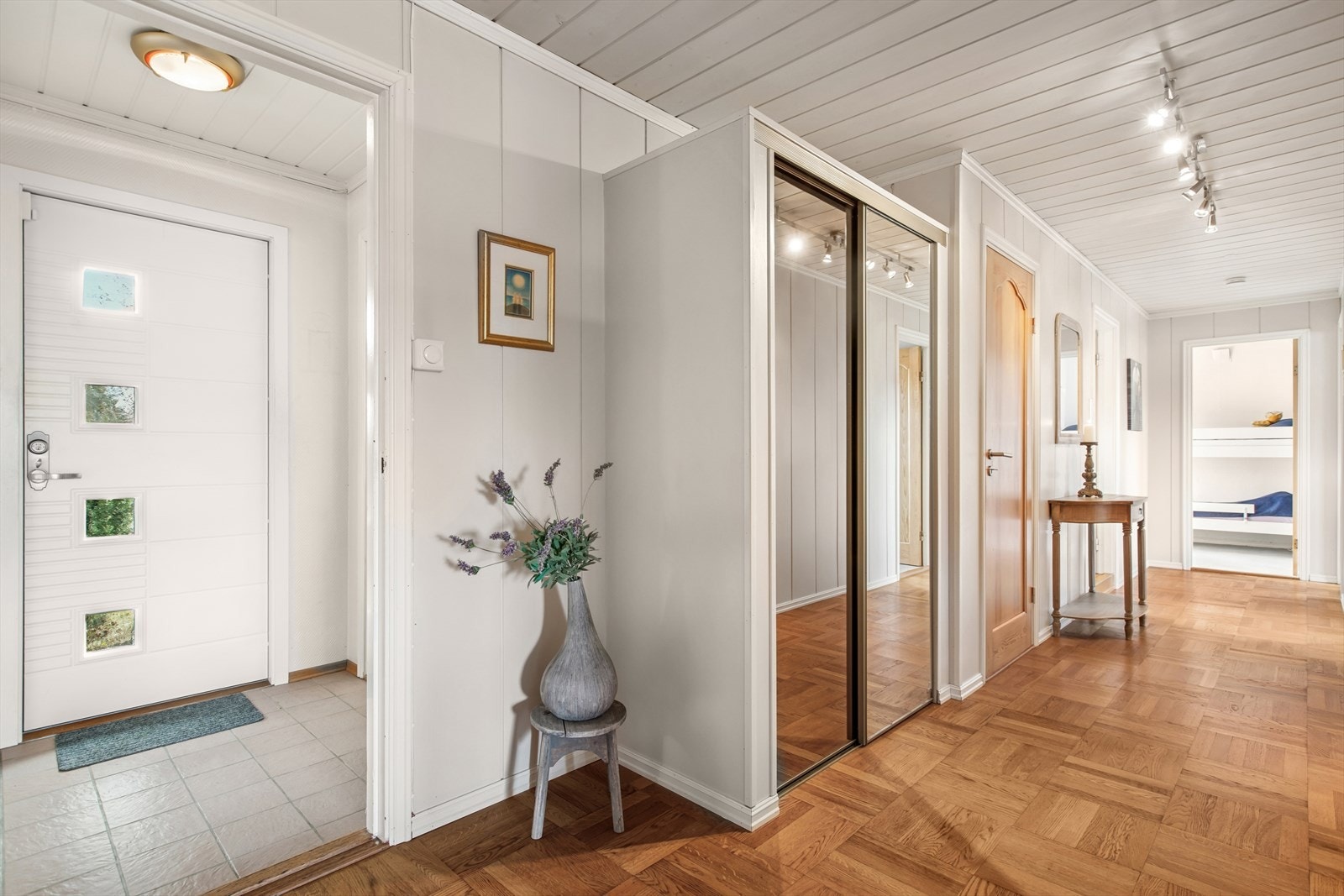 Vel inne i boligen møtes du av en hyggelig entré. Lengre inn er gangen innredet med garderobeskap med speilfronter, perfekt for ytterklær. Galleribilde